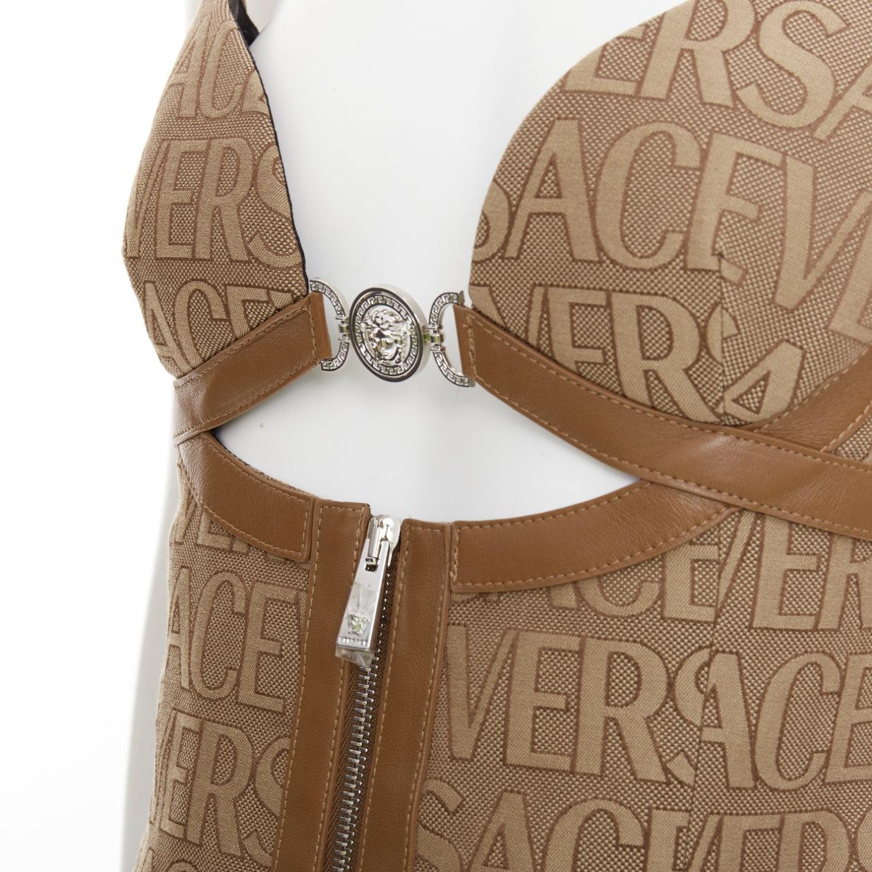 VERSACE 2023 marron jacquard 90s logo Medusa robe bondage IT38 XS
Référence : TGAS/F00113
Marque : Versace
Designer : Donatella Versace
Collectional : AW 2023
Matière : Polyester, mélange
Couleur : marron, argent
Modèle : Logomania
Fermeture :
