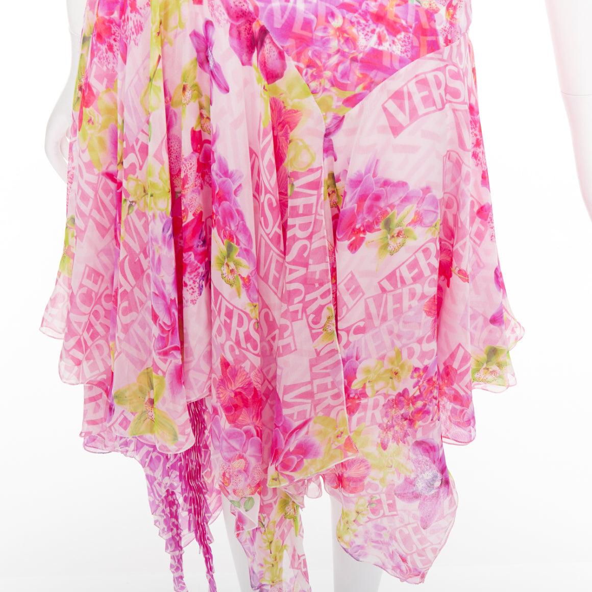 VERSACE 2023 Abito in chiffon di seta stampato con logo Greene & Greene Greene, plissettato e con spalline IT38 XS
Riferimento: TGAS/F00364
Marchio: Versace
Stilista: Donatella Versace
Collection'S: 2023 - Passerella
Materiale: Seta
Colore: Rosa,