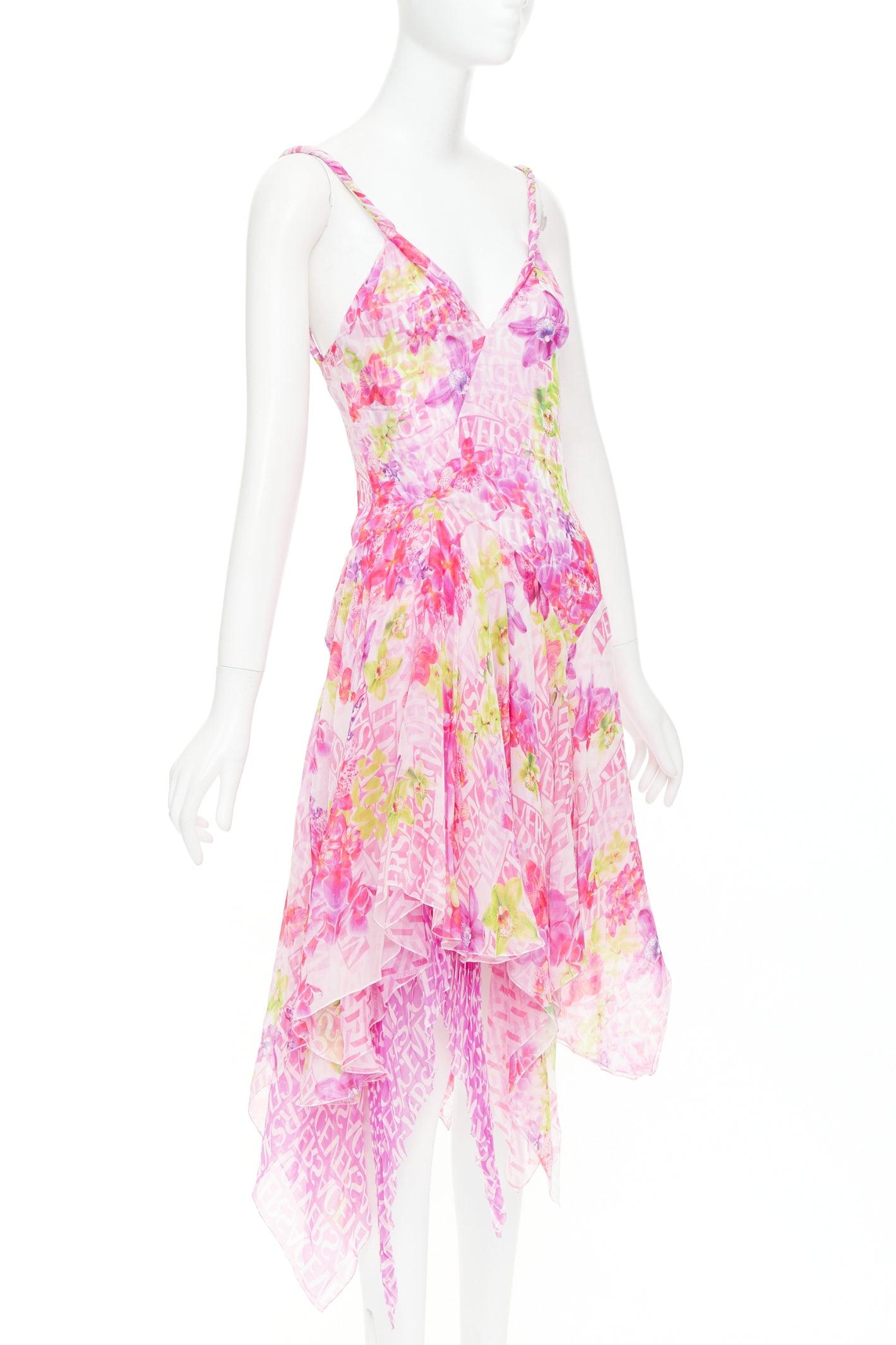 Rosa VERSACE 2023 Abito da sera in chiffon di seta con stampa logo orchidea e spalline plissettate IT38 XS in vendita