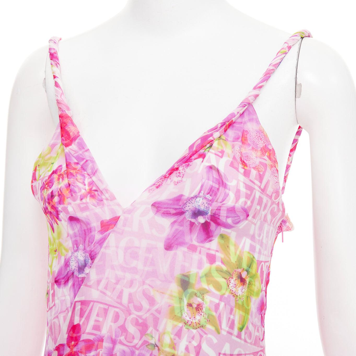 VERSACE 2023 Abito da sera in chiffon di seta con stampa logo orchidea e spalline plissettate IT38 XS in vendita 2