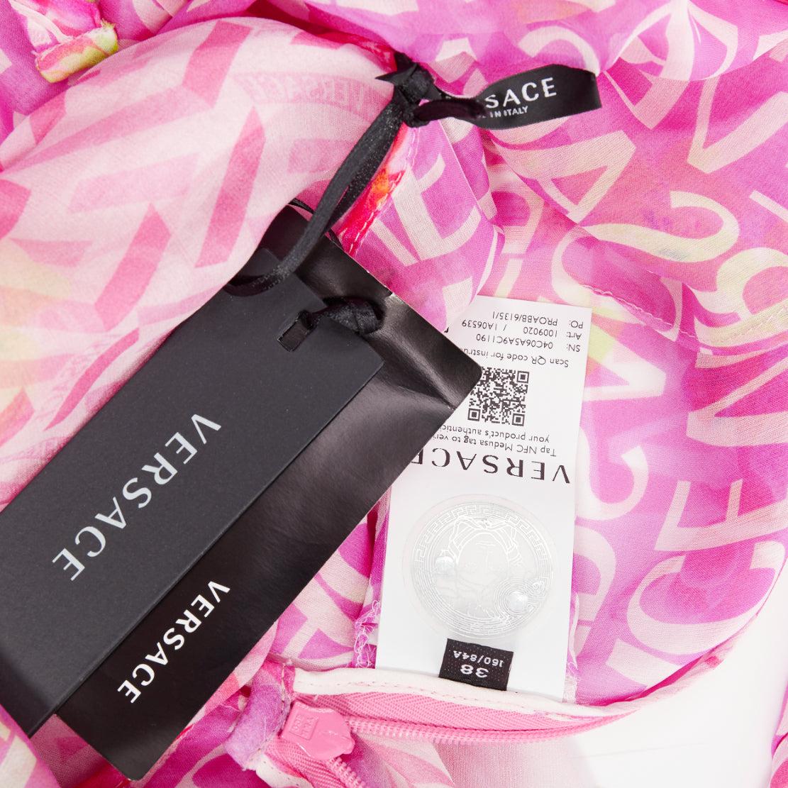 VERSACE 2023 Abito da sera in chiffon di seta con stampa logo orchidea e spalline plissettate IT38 XS in vendita 3