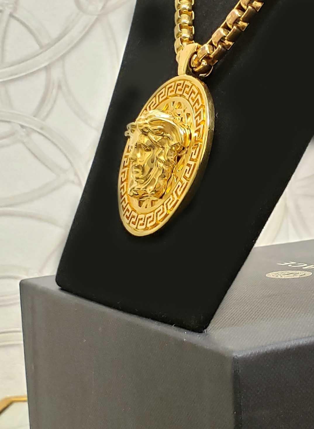 NEW VERSACE 24K GOLD PLATED MEDUSA MEDALLION CHAIN Necklace For Sale 2
