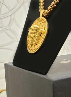 NEW VERSACE 24K GOLD PLATED MEDUSA MEDALLION CHAIN Necklace For Sale at  1stDibs | gold medallion necklace 24k, 24k versace gold chain, versace gold  medallion