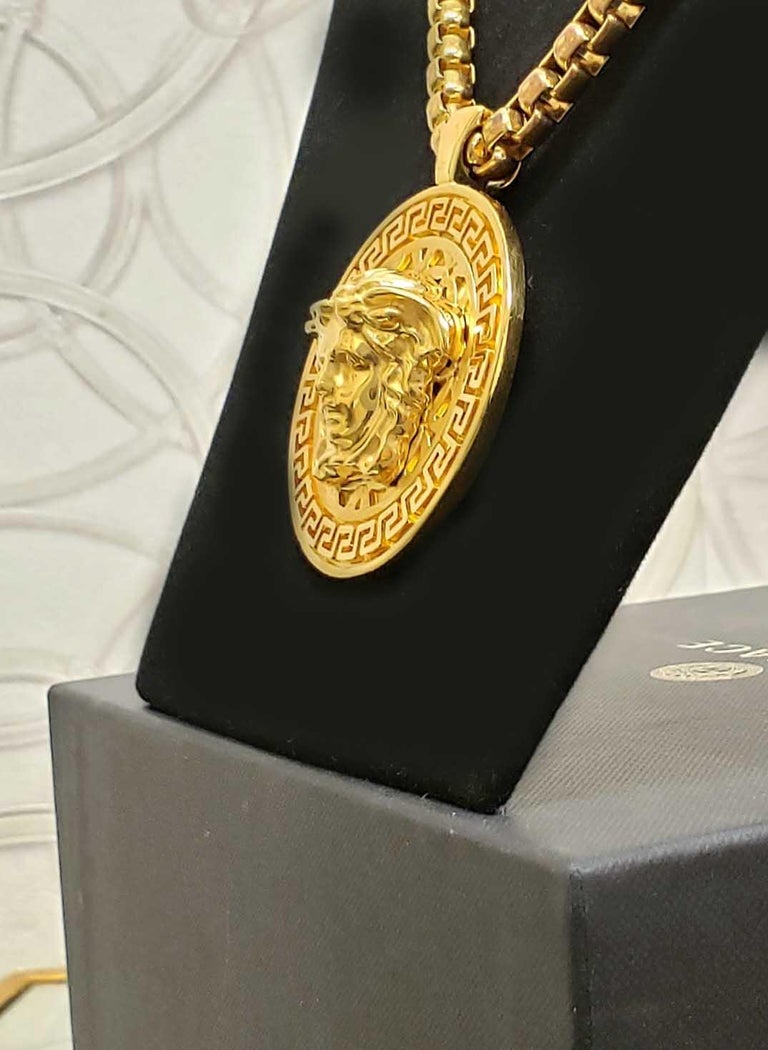 NEW VERSACE 24K GOLD PLATED MEDUSA MEDALLION CHAIN Necklace For Sale at  1stDibs | gold medallion necklace 24k, 24k gold medallion, 24k versace gold  chain