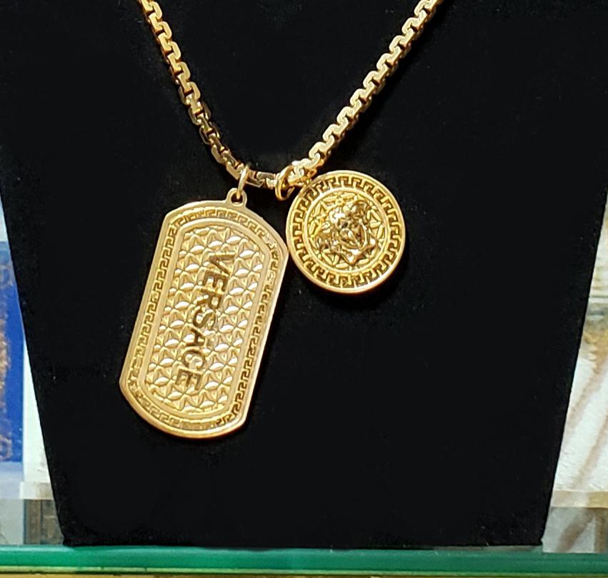 VERSACE 24K GOLD PLATED CHAIN MEDUSA Medallion In Excellent Condition In Montgomery, TX