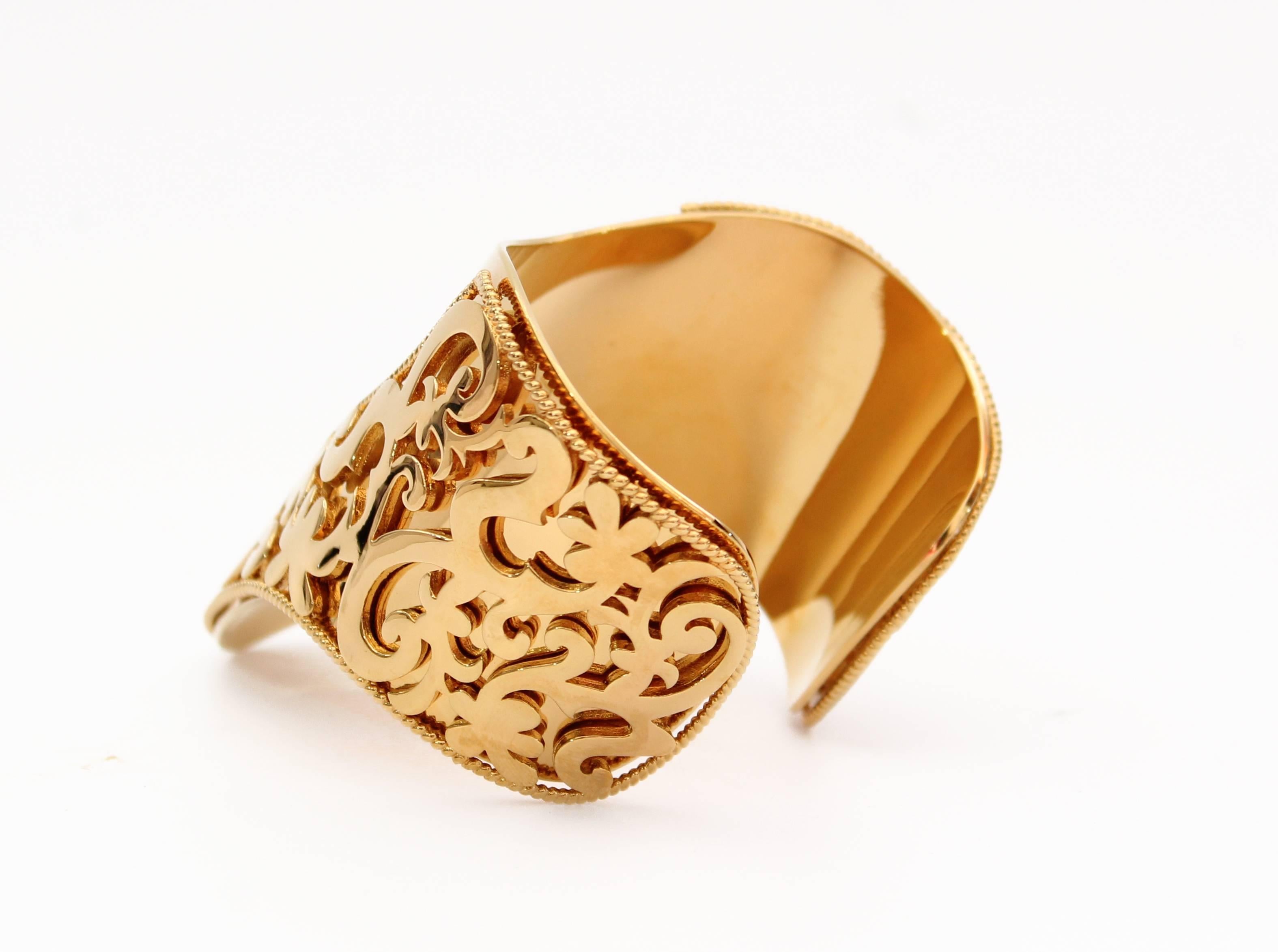 VERSACE 24K GOLD PLATED CUFF Bracelet In Good Condition In Montgomery, TX