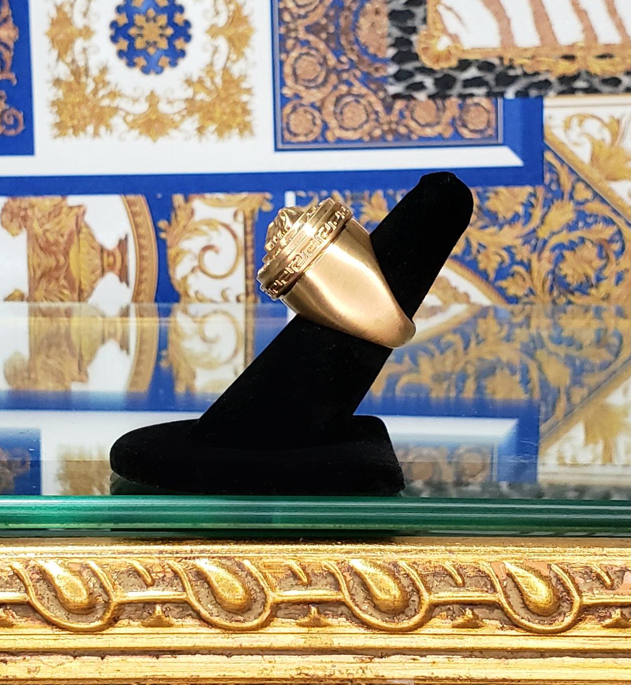 VERSACE ANILLO DE CRISTAL DE MEDUSA BAÑADO EN ORO DE 24K talla 6 2