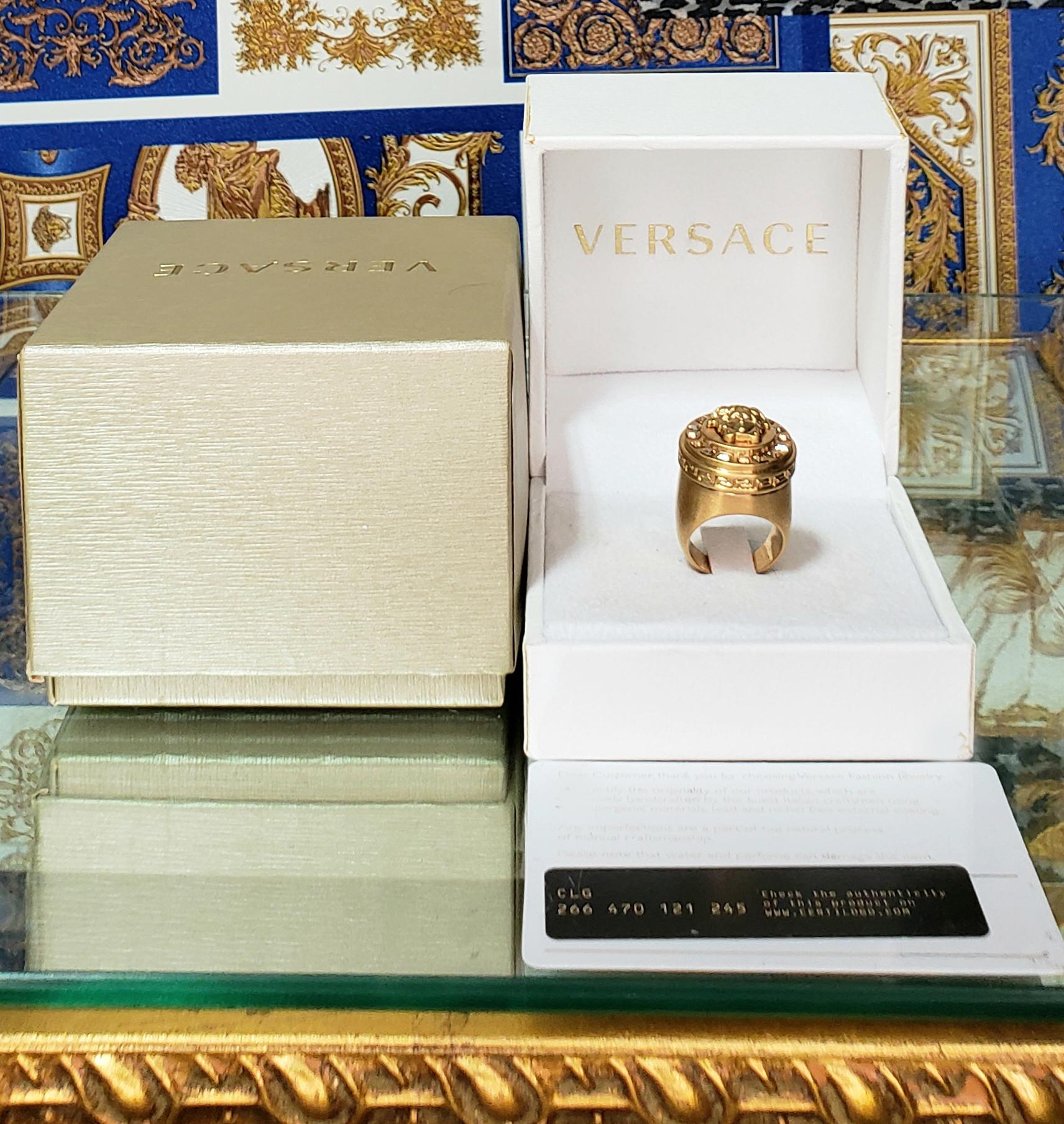 VERSACE ANILLO DE CRISTAL DE MEDUSA BAÑADO EN ORO DE 24K talla 6 3