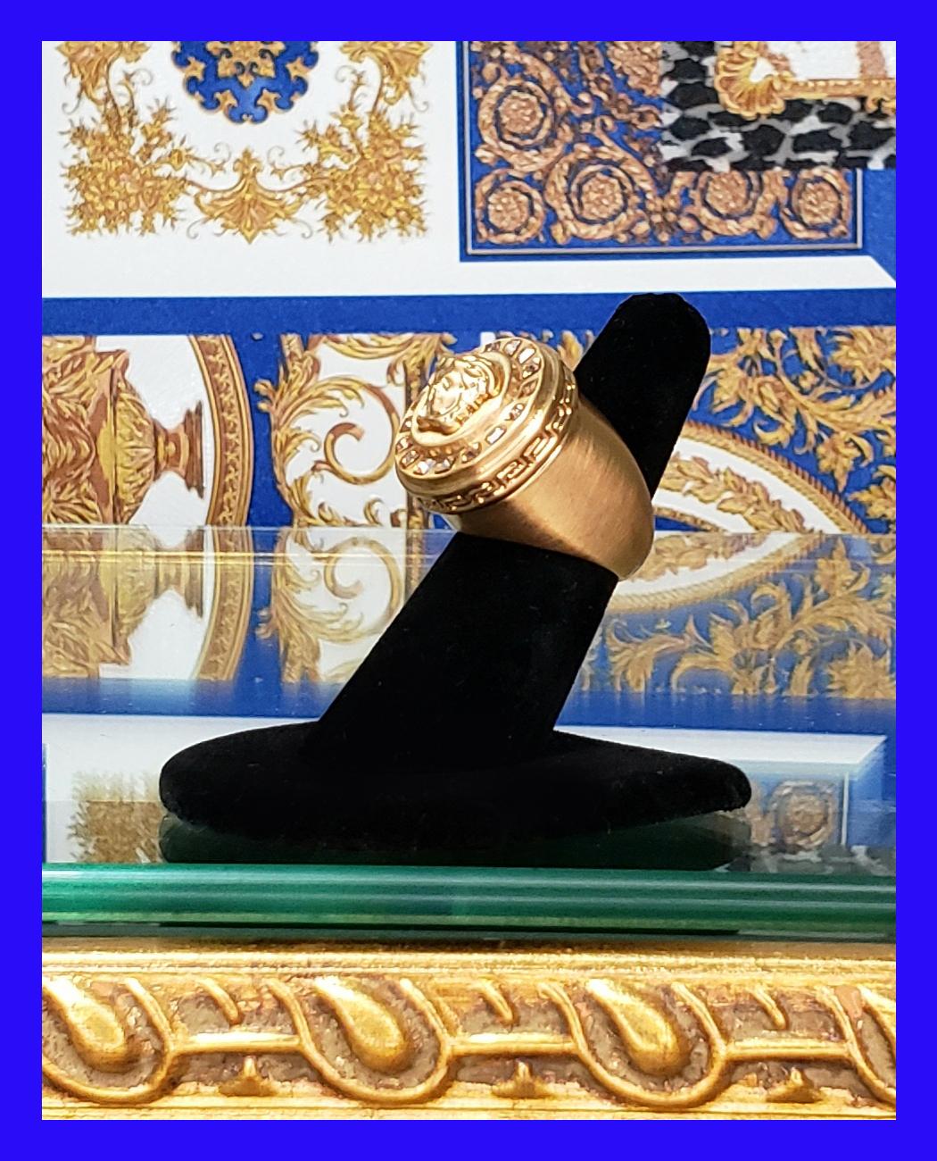 VERSACE


Anillo de Medusa bañado en Oro de 24K

Cristales de Swarovski





Fabricado en Italia



A estrenar. Modelo de exposición, tiene pequeños arañazos.
Garantía de autenticidad del 100%. Viene con caja Versace.

       POR FAVOR VISITE