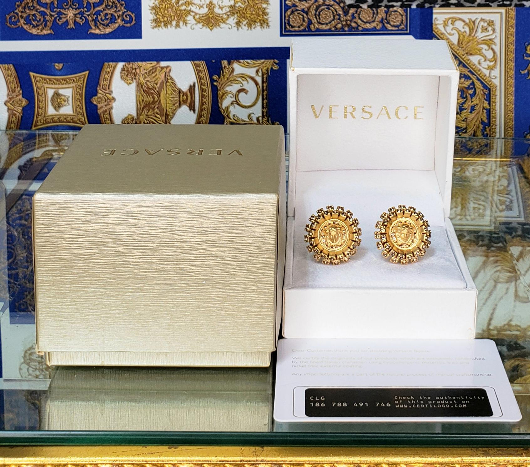   VERSACE


24K Gold Plated Medusa Earrings

Swarovski crystals



Matching ring you can find in our store!!!

Made in Italy



Brand new. Display model, got minor scratches.
100% authentic guarantee. Comes with Versace box.

       PLEASE VISIT OUR