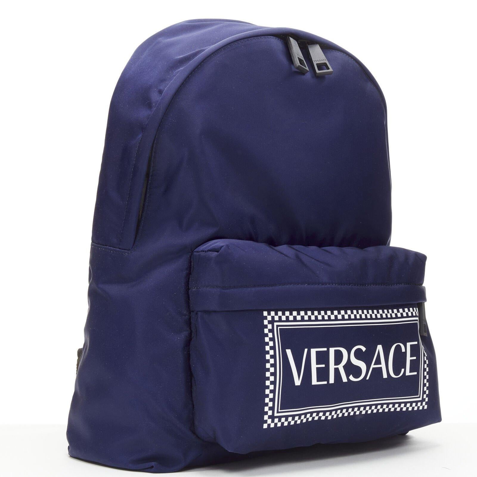 VERSACE 90's Box Logo navy blue nylon Greca strap backpack
Reference: TGAS/C00024
Brand: Versace
Designer: Donatella Versace
Model: DFZ5350 DNYVER K88BN
Collection: 90's Vintage Logo collection
Material: Nylon
Color: Navy, Black
Pattern: