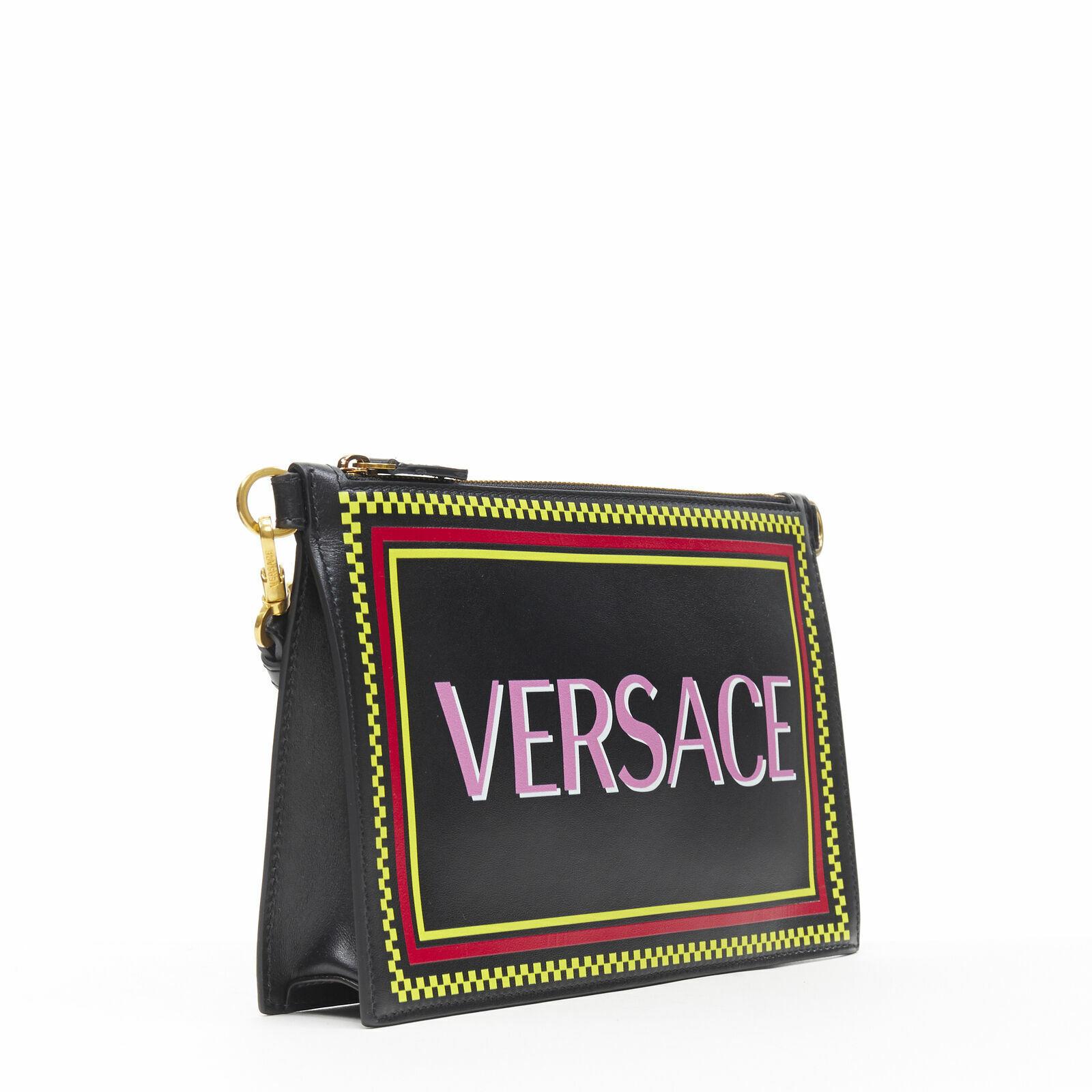 VERSACE 90s graphic logo black calf zip pouch crossbody clutch bag
Reference: TGAS/B00509
Brand: Versace
Designer: Donatella Versace
Model: 90's logo top zip crossbody pouch
Collection: 90's Vintage Logo
Material: Leather
Color: Black, Pink
Pattern: