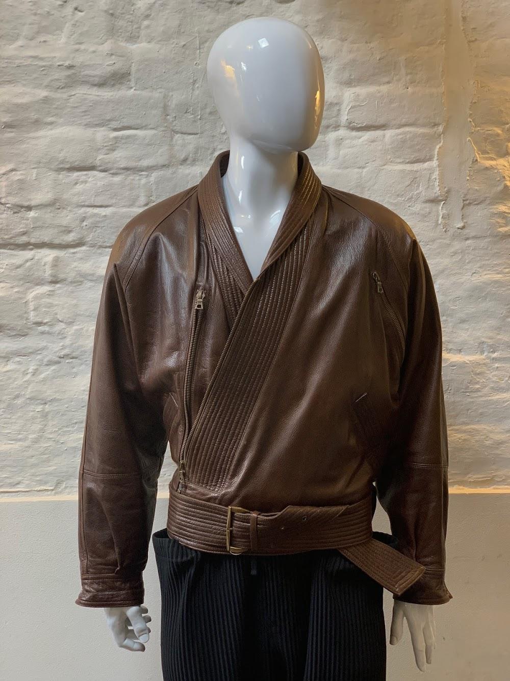 Versace 90s Kimono Wrap Belt Lederjacke aus Leder in Italien hergestellt. 

Das 1978 in Mailand gegründete Unternehmen Gianni Versace S.r.l. ist eines der führenden internationalen Modedesignhäuser und weltweit ein Symbol für italienischen Luxus.