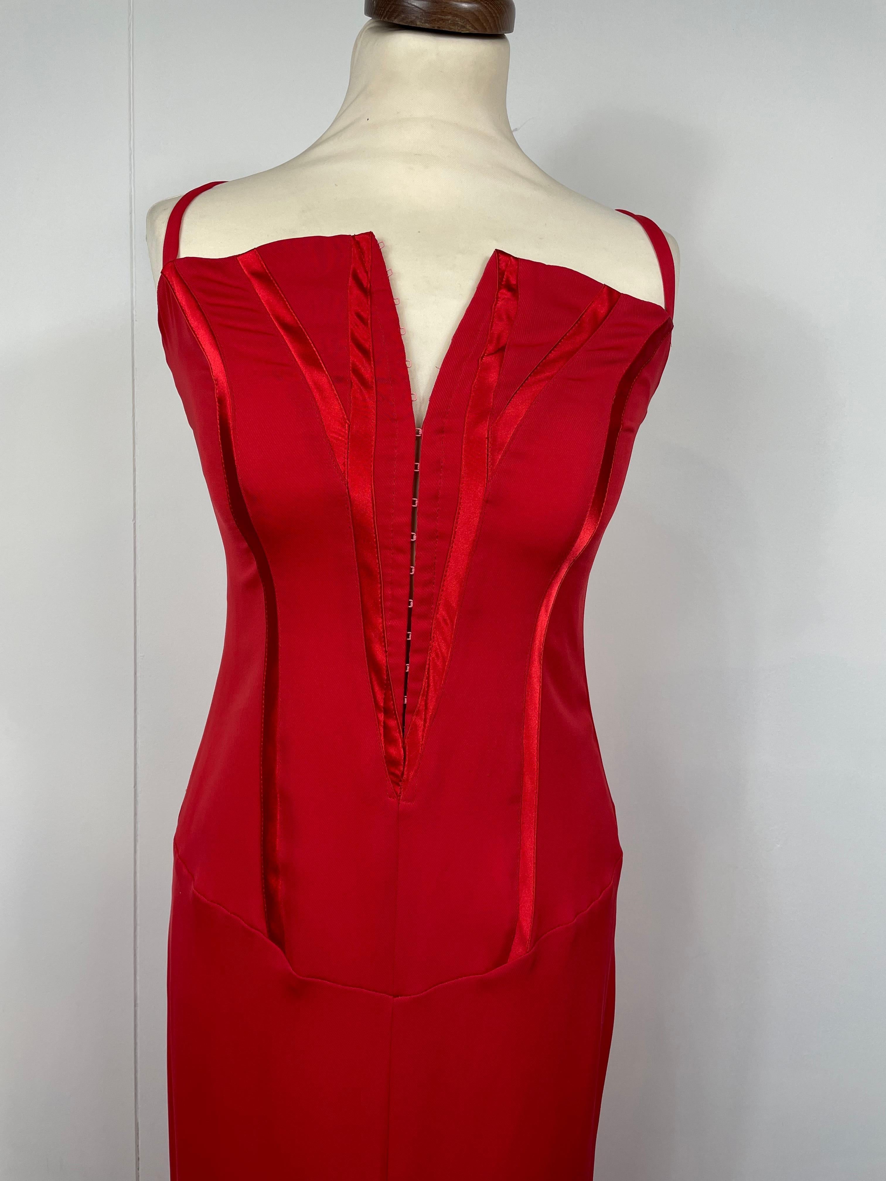 Versace, Jeans Couture dress. About 90s.
Iconic piece. Very similar to the one worn by Lady Gaga at the premiere of the house of Gucci, in Milan.
In red polyester.
Featuring a frontal closure.
Size 40 Italian.
Measurements:
Bust 40 cm
Waist 42