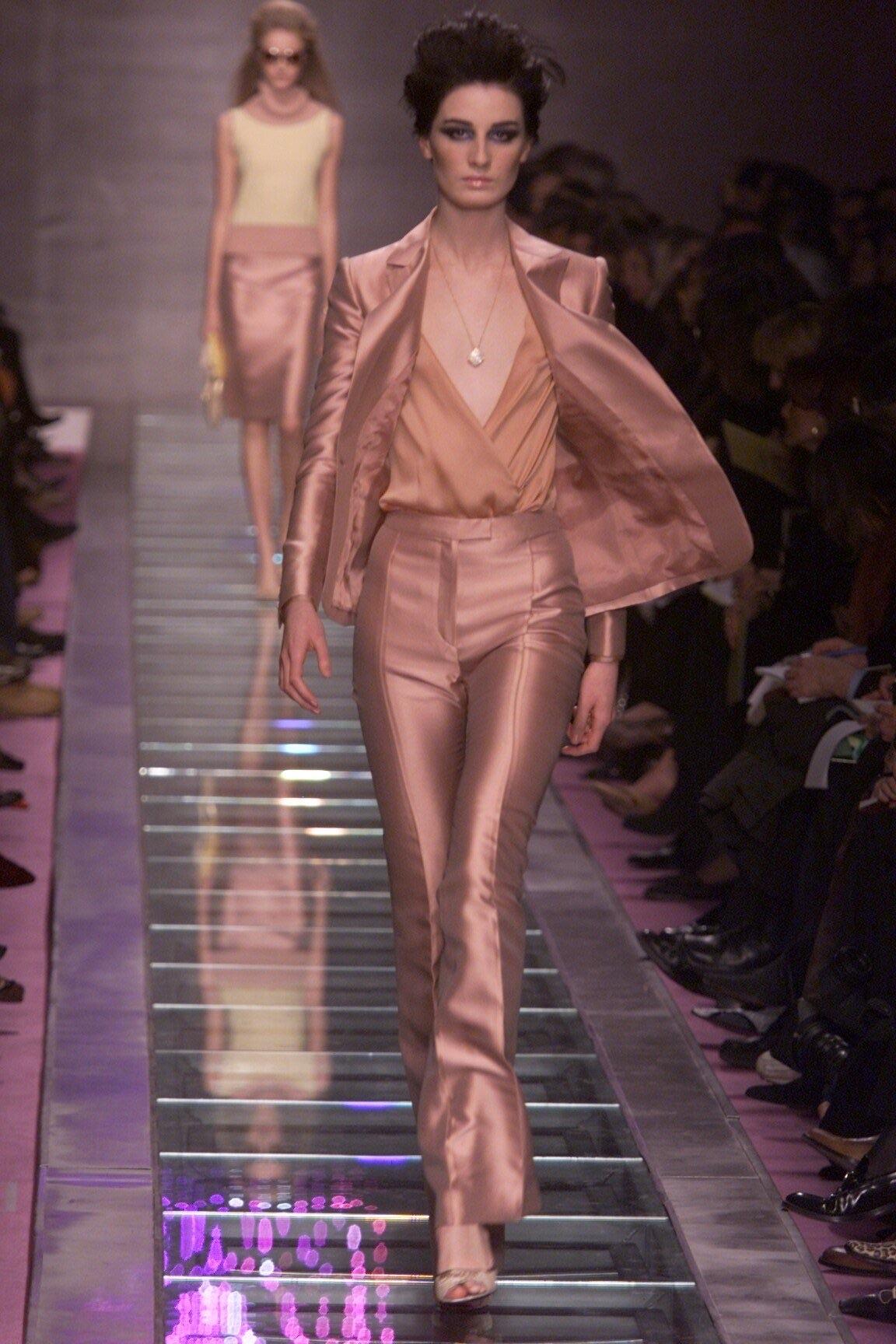 - VERSACE 
- Stunning metallic pink suit
- From the Autumn/Winter 2000 runway collection
- Featured in the A/W 2000 ad campaign 
- 100% Silk
- Silk covered buttons with gold medusa head detailing
- Flattering fitted shape
- Italian size 40
- Made in