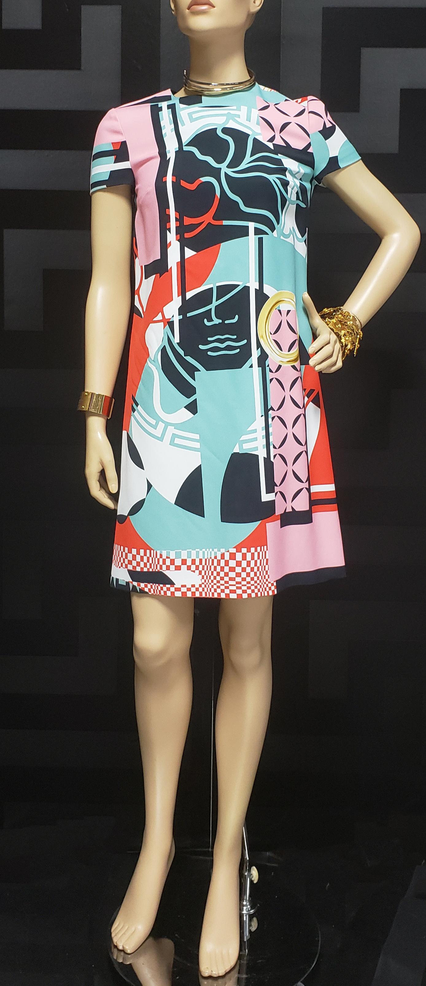 VERSACE 
 Collection Spring 2015
Abstract Print Dress

Designed for a comfortable fit, it's decorated with a bold graphic print and cup sleeves.

It size: 38 - US 4 (S)

Fully lined.

Content: 100% Polyester



Lining: 100% silk


shoulder to