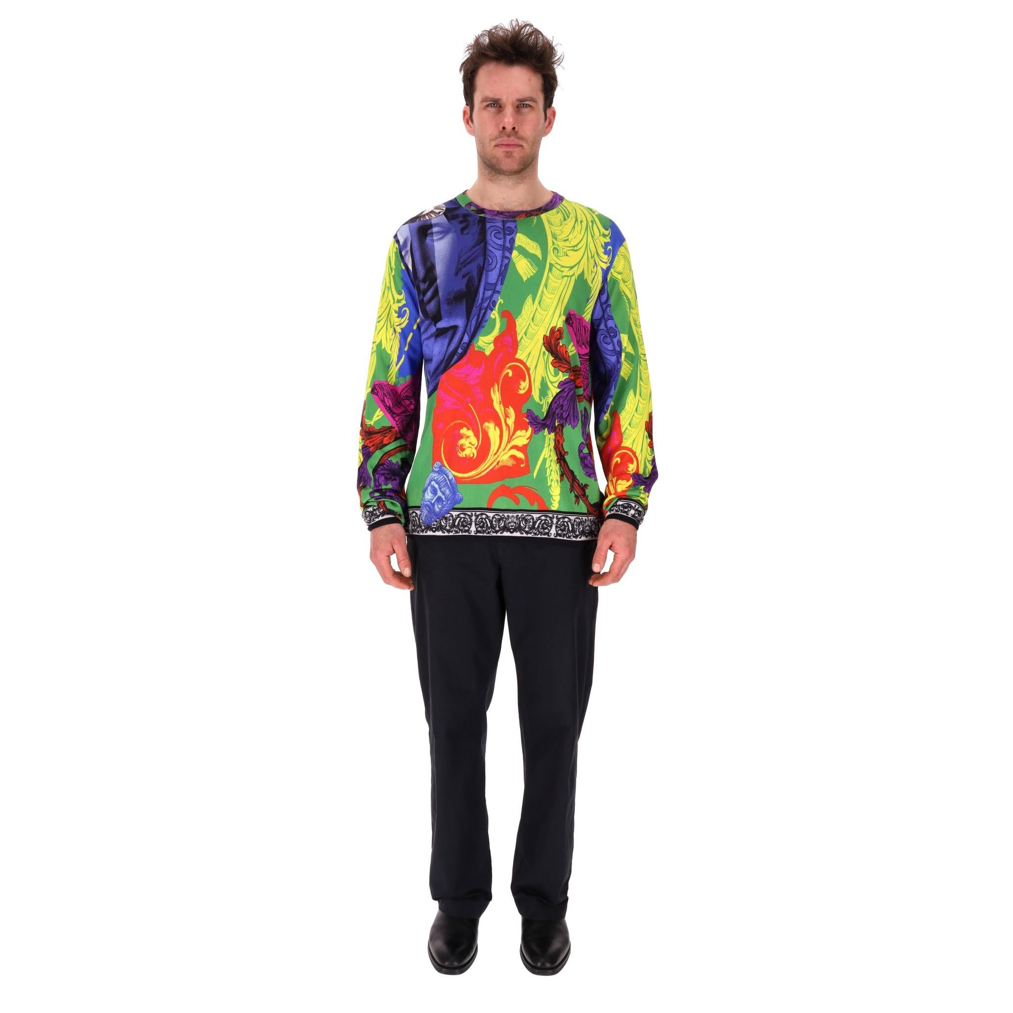 Versace All-Over Logo Barock Medusa Seiden Sweatshirt

Mehrfarbiges Sweatshirt aus Seide mit den charakteristischen Motiven der Marke, wie dem Medusa-Kopf-Motiv.

Mit schwarz-weißem, ikonischem Medusa-Print verziert.

Rundhalsausschnitt mit