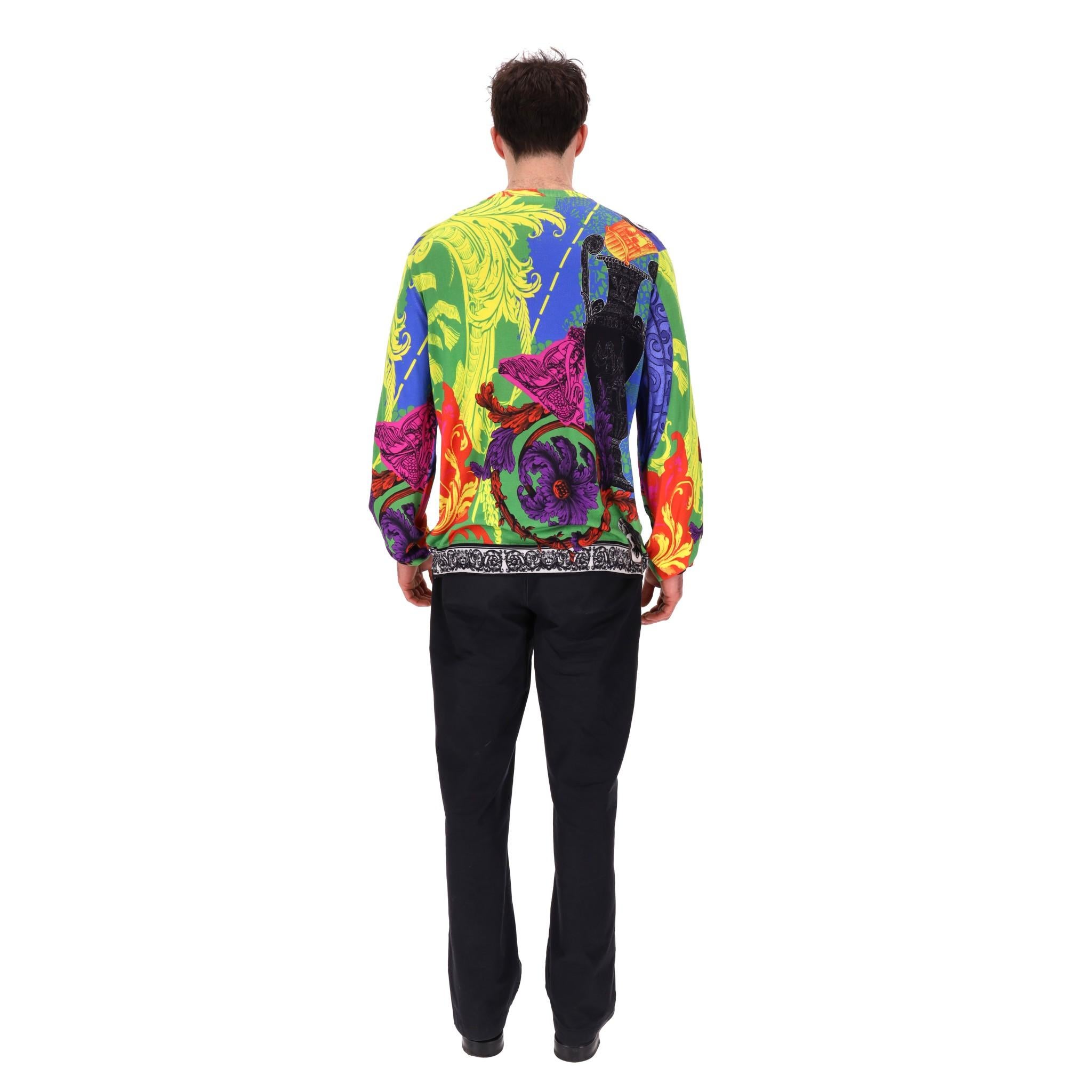 Versace All-Over Logo Barock Medusa Seiden Sweatshirt im Zustand „Hervorragend“ in London, GB