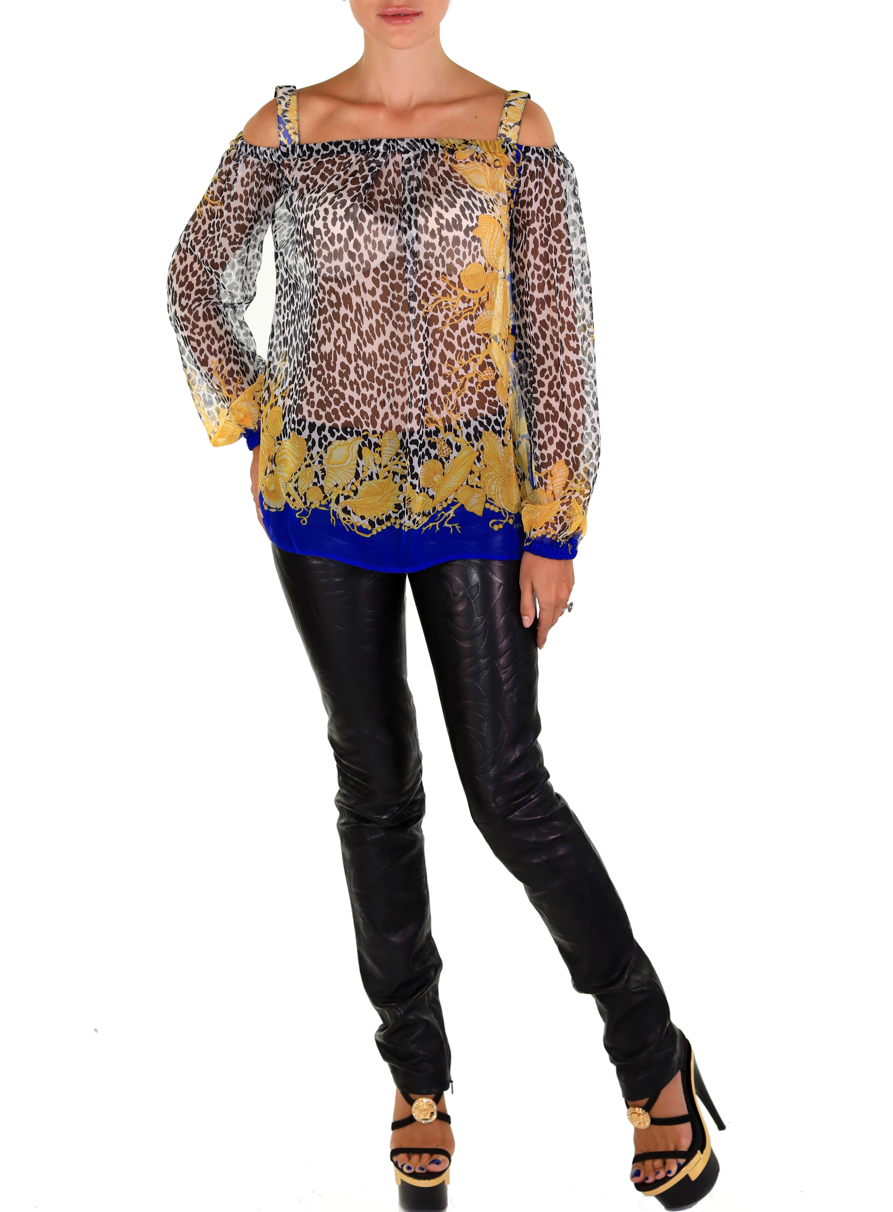 VERSACE 

Off shoulder long sleeve top

Animal and seashell print

100% Chiffon Silk

IT Size  38 - US 4

Made in Italy

New, with tags.

Shown with Versace leather pants, Versace platform shoes and Roberto Cavalli necklace. 

All listed separately