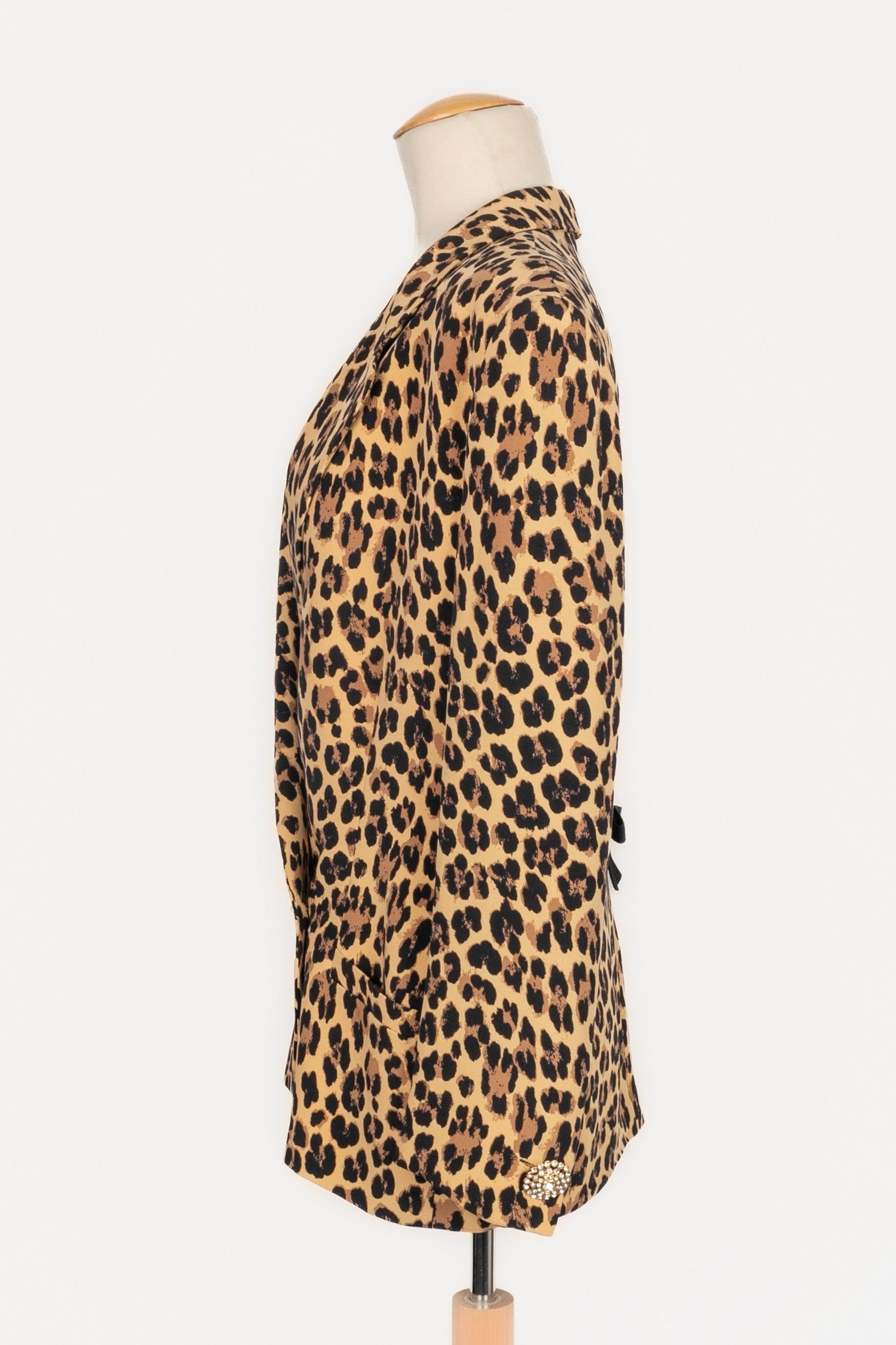 Versace - (Made in Italy) Animal print jacket with golden metal openwork buttons ornamented with rhinestones. No size indicated, it fits a 38FR/40FR.

Additional information:
Condition: Very good condition
Dimensions: Shoulder width: 45 cm - Chest: