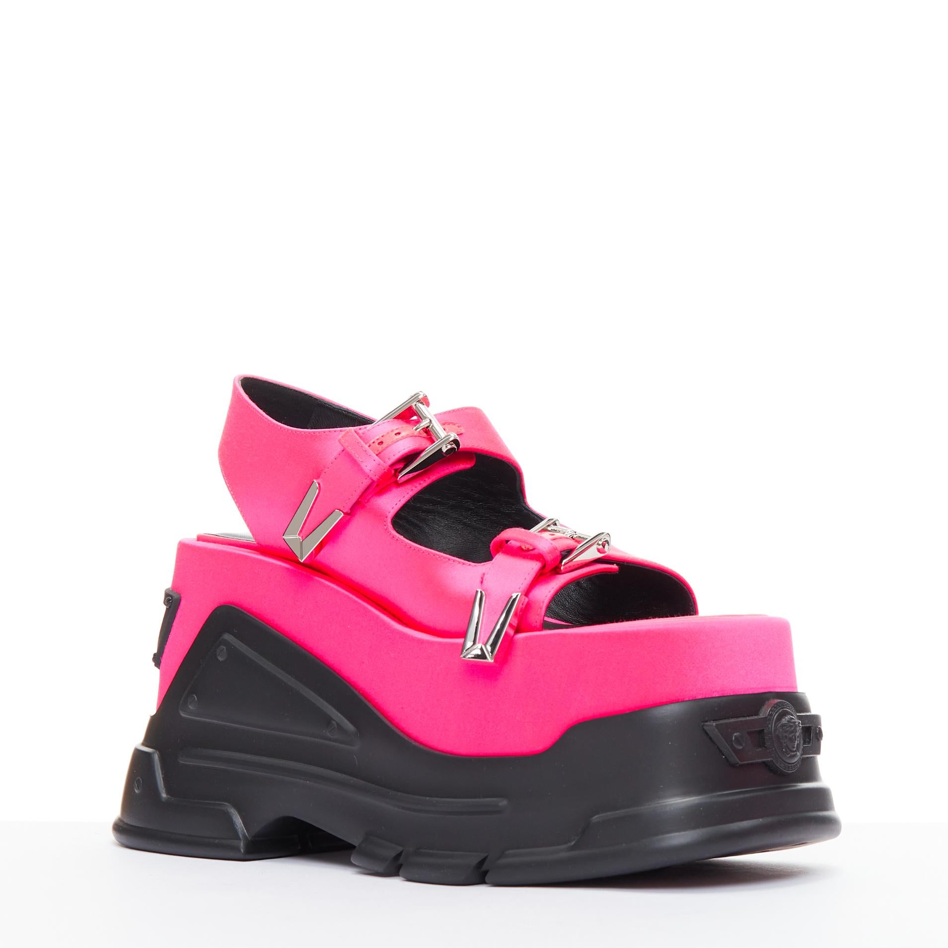 VERSACE Anthem 120 Tropical Pink fuschia satin platform chunky sandals EU38.5
Reference: TGAS/E00100
Brand: Versace
Designer: Donatella Versace
Model: 1009804 1A00619 1PM6P
Collection: Runway
Material: Satin, Rubber
Color: Pink, Black
Pattern: