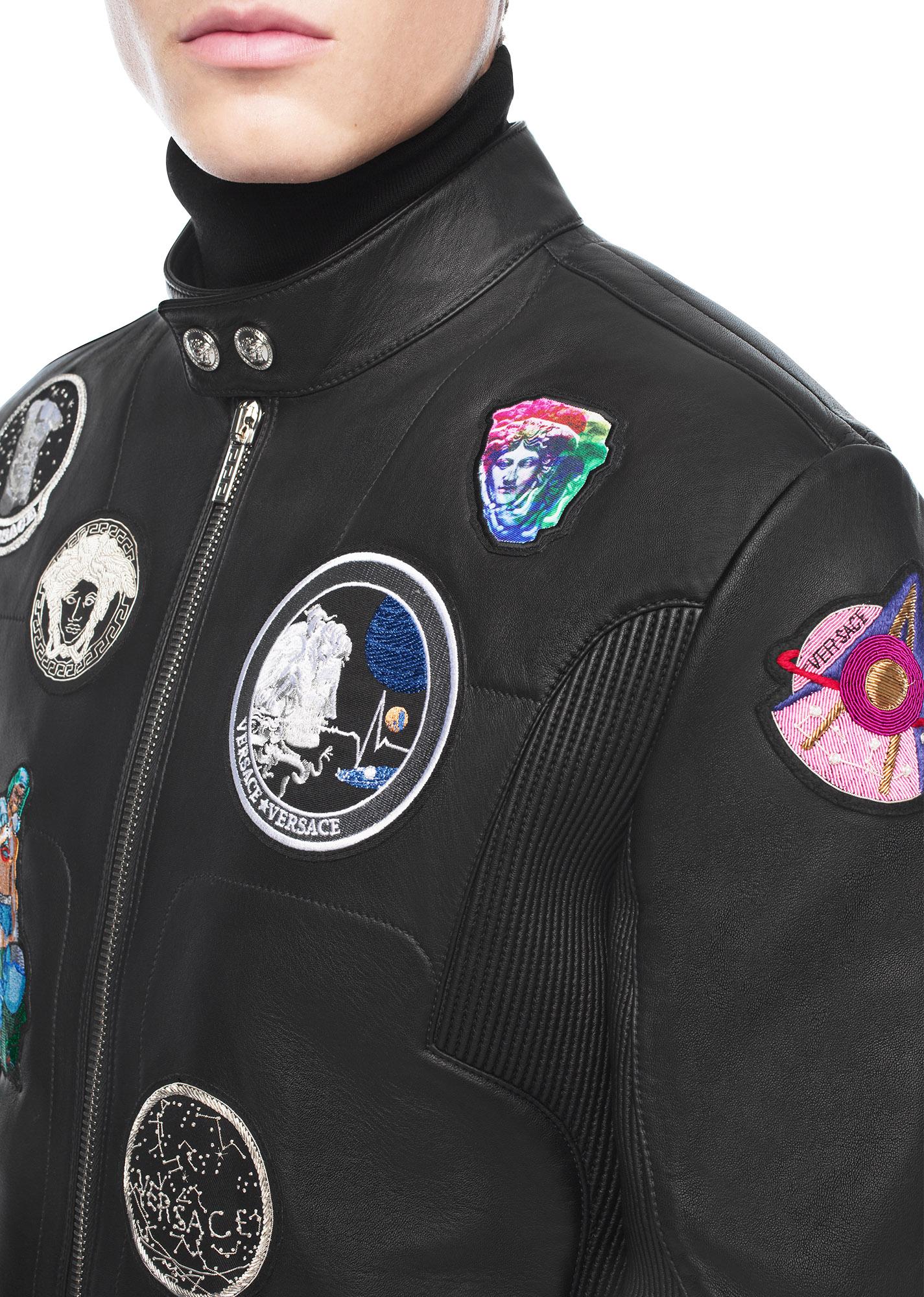 Giacca in pelle d'agnello con patch astronauta Versace 
Valore al dettaglio $7950 / 5900 EUR. 
Giacca da motociclista a maniche lunghe impreziosita da toppe da astronauta. 
Ha una chiusura centrale con zip.

Taglia IT 58 - US 48

Nuovo, con etichette