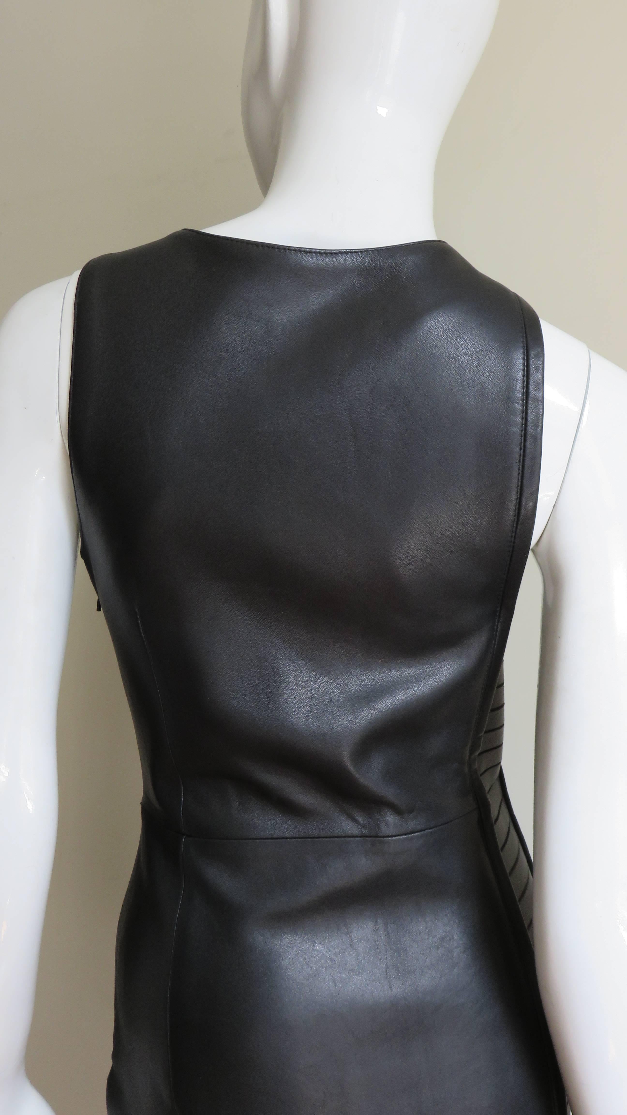 Versace - Robe en cuir détaillée en vente 6