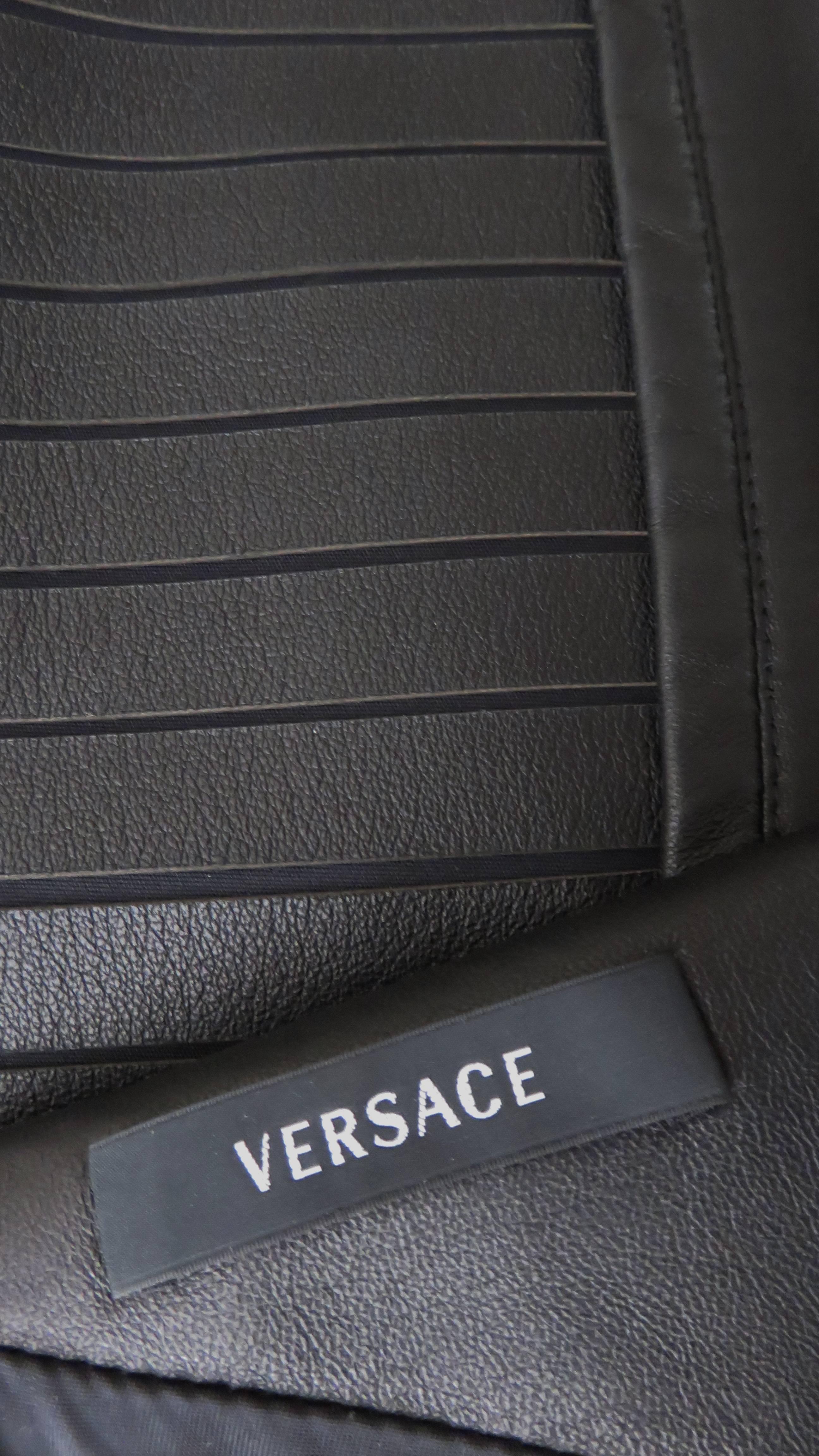Versace - Robe en cuir détaillée en vente 8