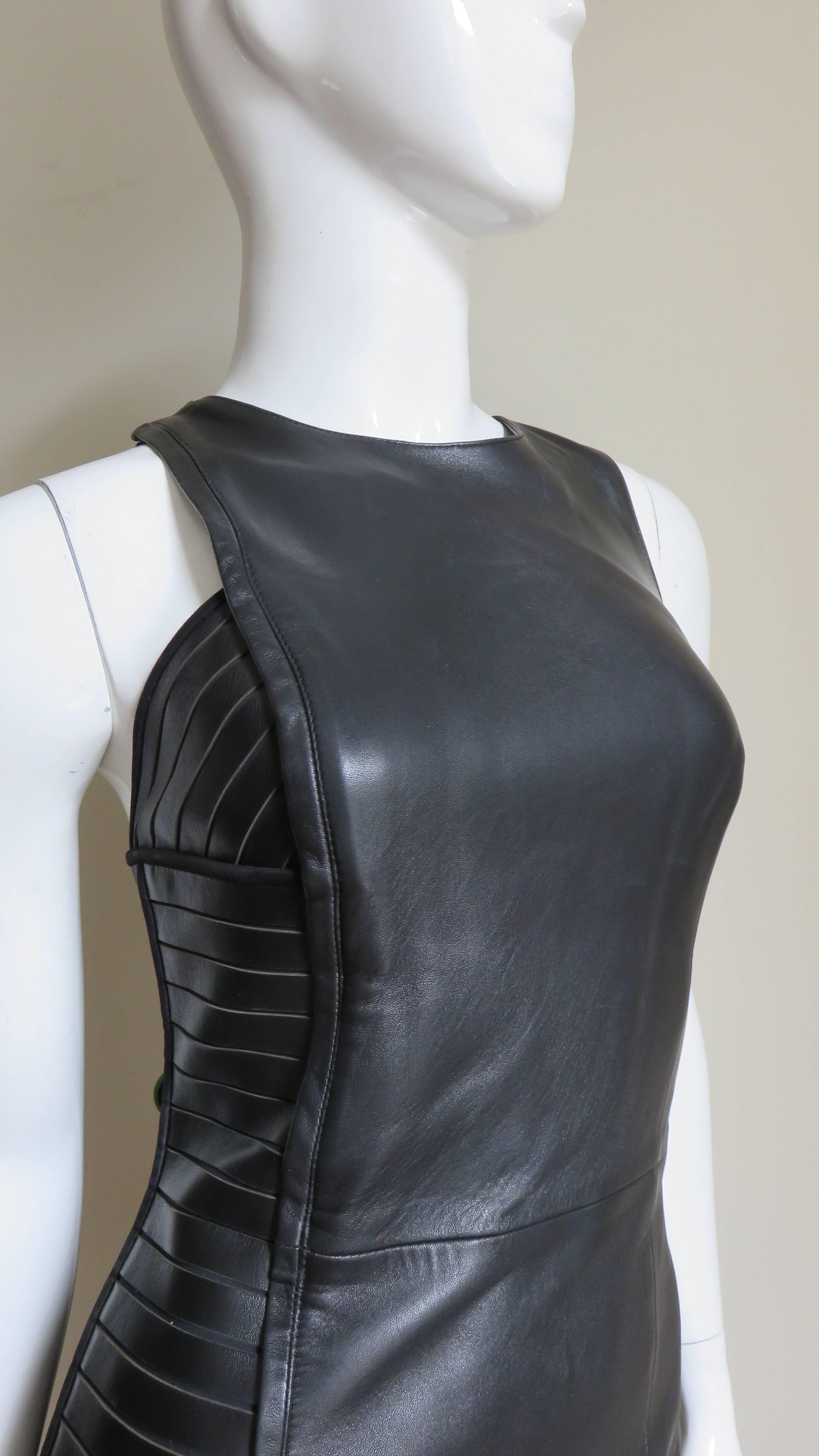 Noir Versace - Robe en cuir détaillée en vente