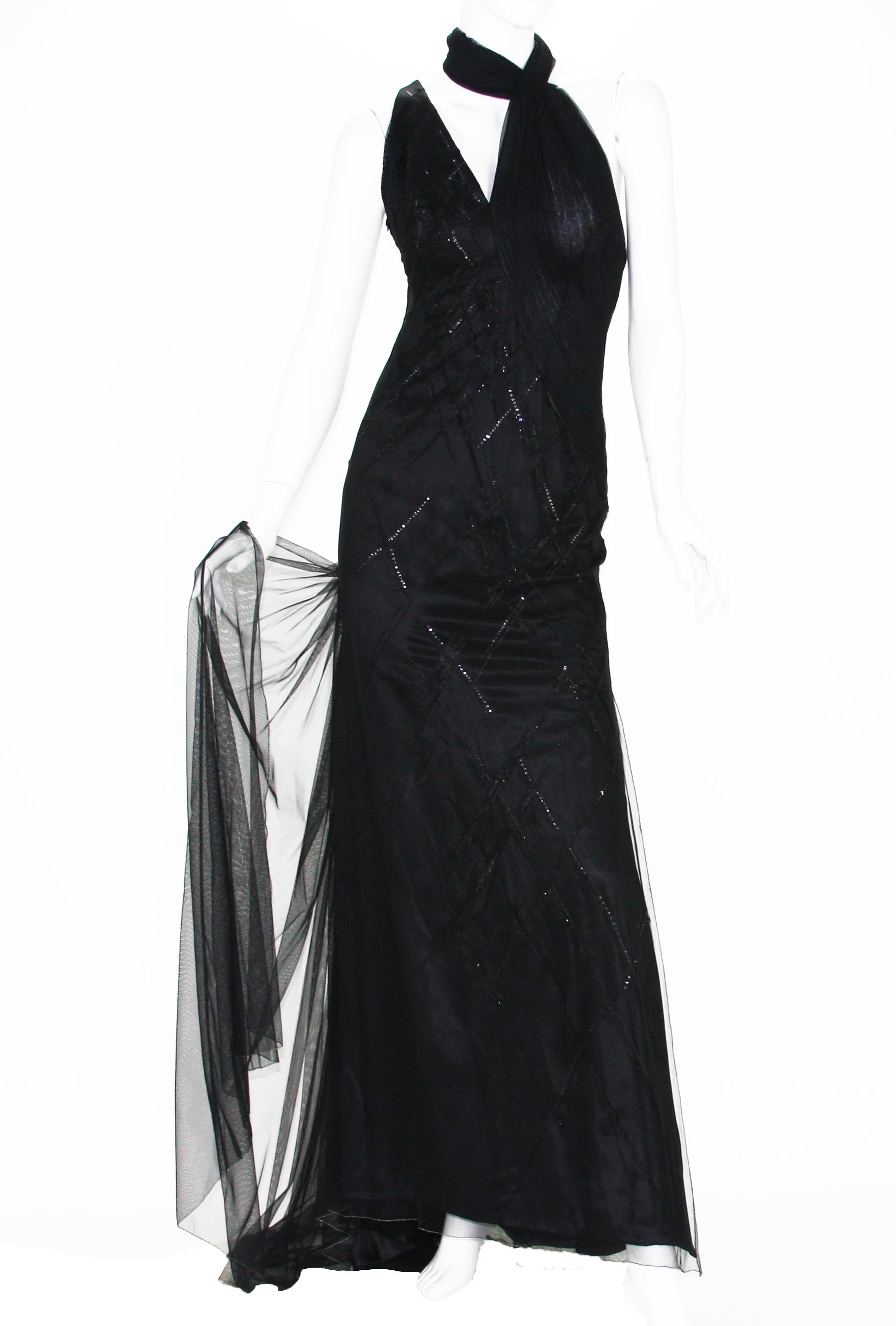 Versace Atelier Schwarz Verschönertes Langes Kleid aus Tüll Abendkleid
CIRCA 90er Jahre 
Designer Größe 42 - bitte Maße überprüfen
Tiefschwarze Seide mit Perlen und Pailletten verziert, schwarzer Tüll bedeckt ganzes Kleid, Plissee-Akzent, in Leotard