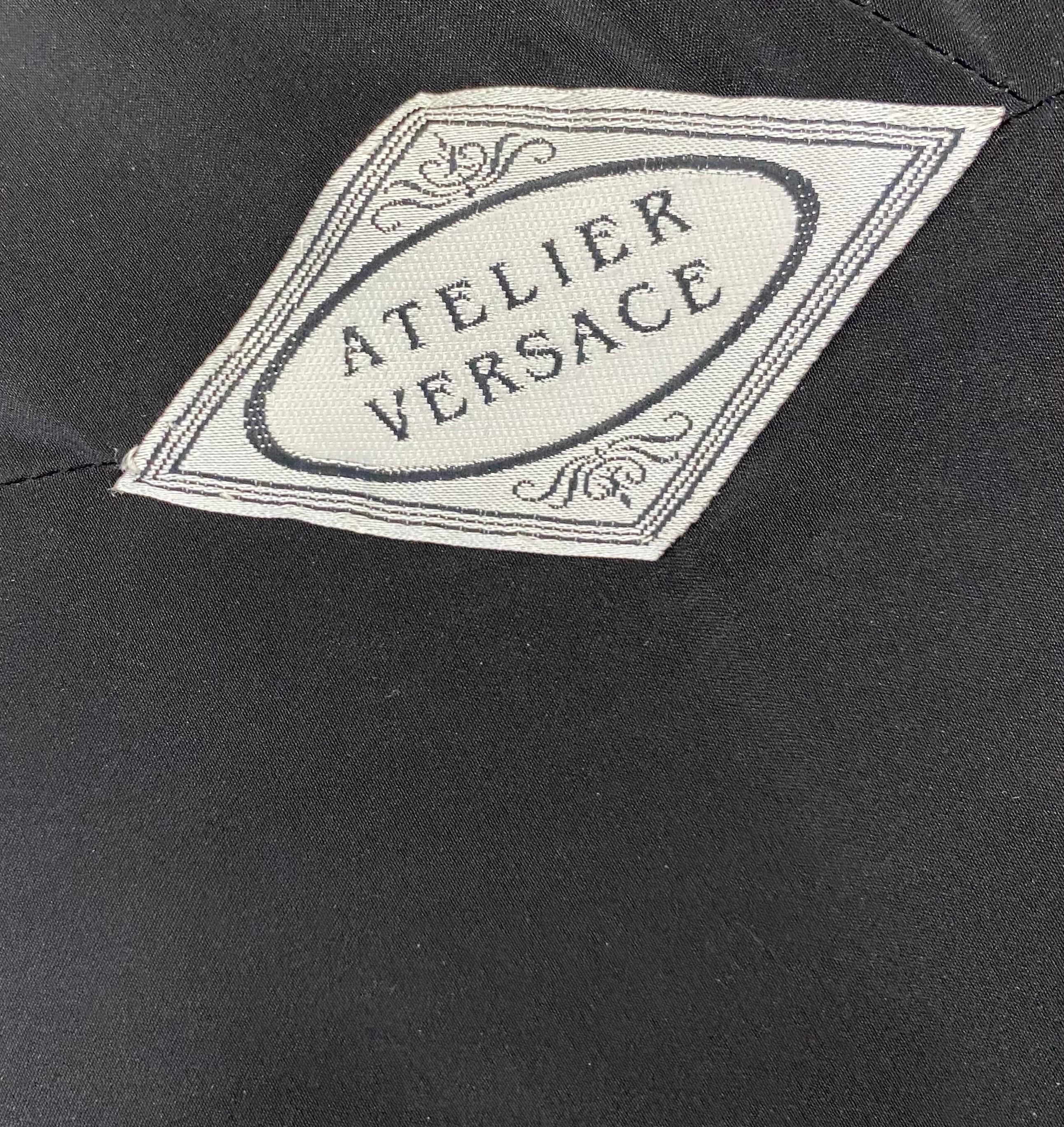 Versace Atelier - Robe de cocktail noire ornée de cristaux, vintage, 1991  en vente 3