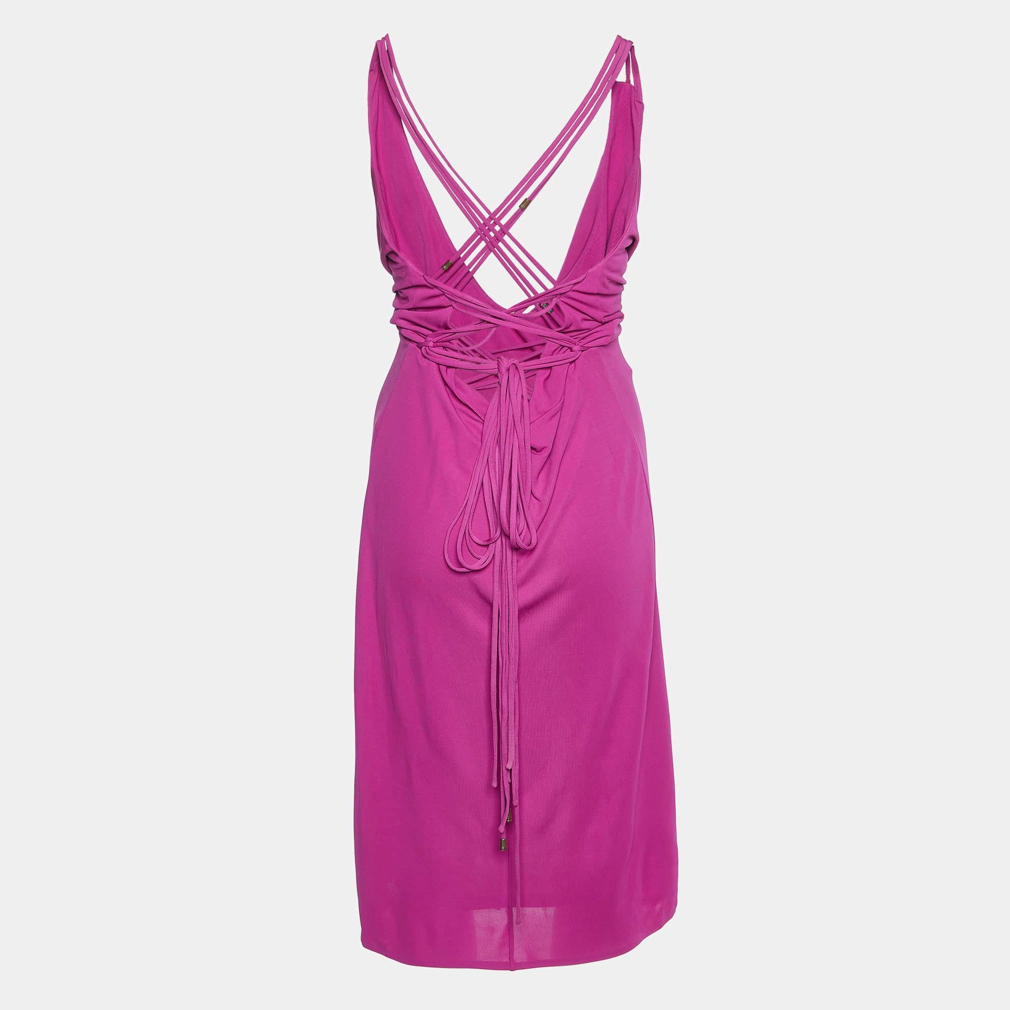 Exhibit a stylish look by wearing this beautiful designer dress. Tailored using fine fabric this dress has a chic silhouette for a framing fit. Style the creation with chic accessories and pumps.