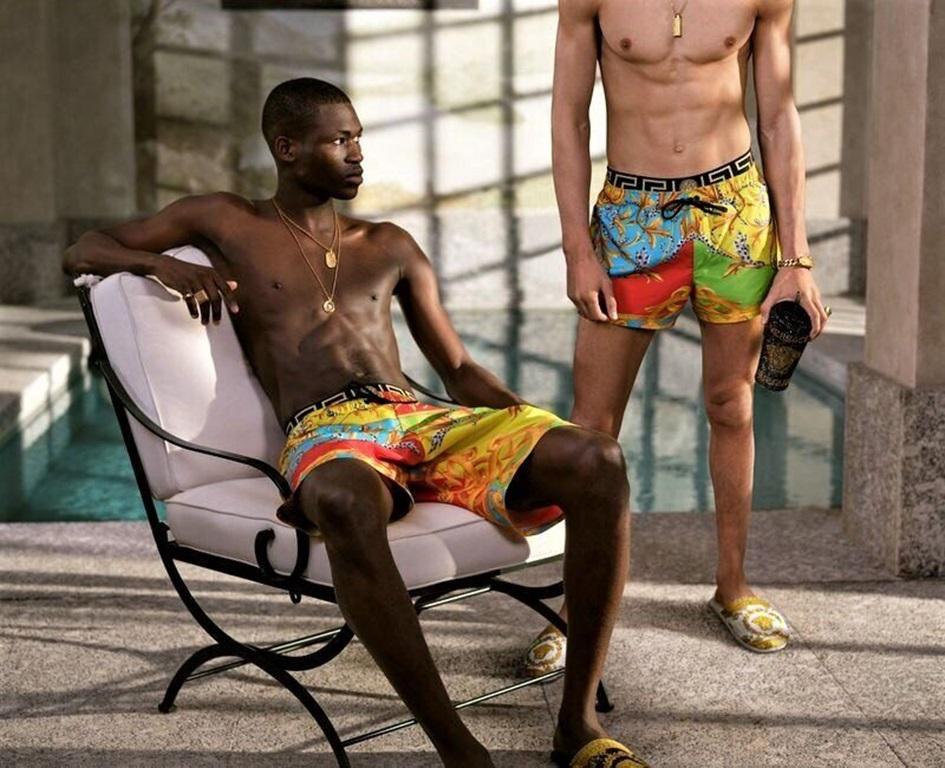 VERSACE Barocco Acanthus Pop print swim trunk short IT5 L
Référence : TGAS/C00252
Marque : Versace
Designer : Donatella Versace
Modèle : ABU30003 A236646 A7000
Collectional : Barocco Acanthus Pop - Défilé
Matériau : Polyester
Couleur :