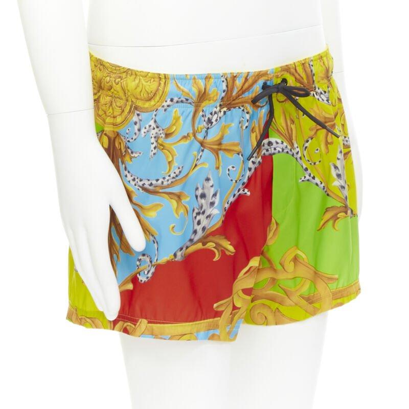 Gris VERSACE Barocco Acanthus Pop print swim trunk short IT5 L en vente