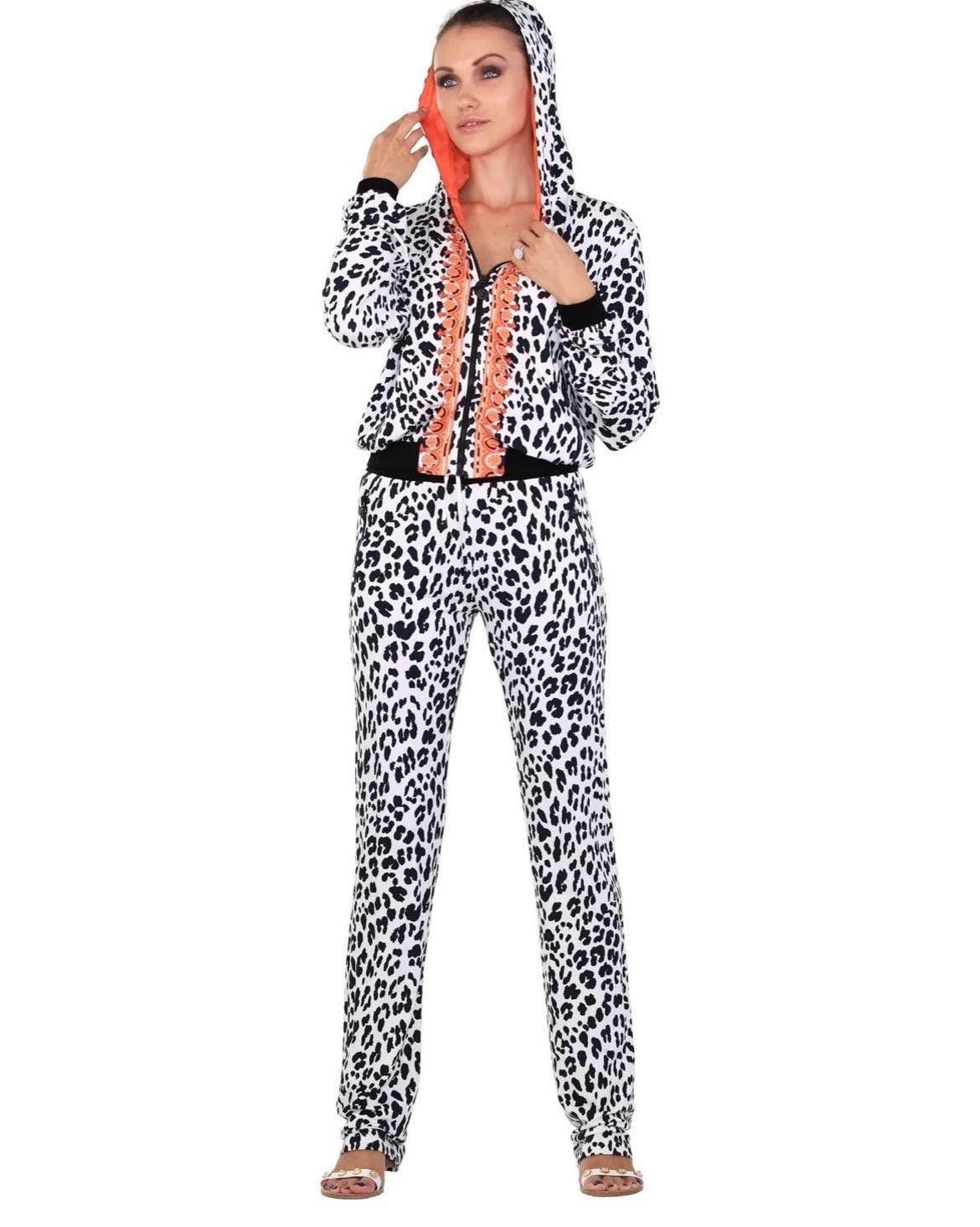 VERSACE
Raro campione di PR
Tuta Barocco Animalier
Una giacca e un pantalone da ginnastica in stile sportivo molto chic.
Medusa tira
Cerniera anteriore
Miscela di viscosa/elastan
100% seta
Taglia IT 38 - US 2/4
Prodotto in Italia
Nuovo