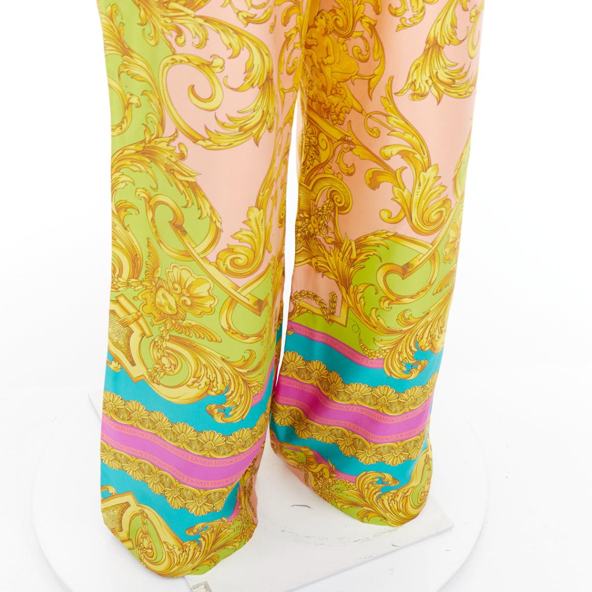 VERSACE Barocco Pantalon à jambe large imprimé graphique en sergé 100% soie EU48 M
Référence : TGAS/E00751
Marque : Versace
Designer : Donatella Versace
Modèle : 221404M191009
Collectional : Barocco Déesse
MATERIAL : Soie
Couleur : Multicolore
Motif