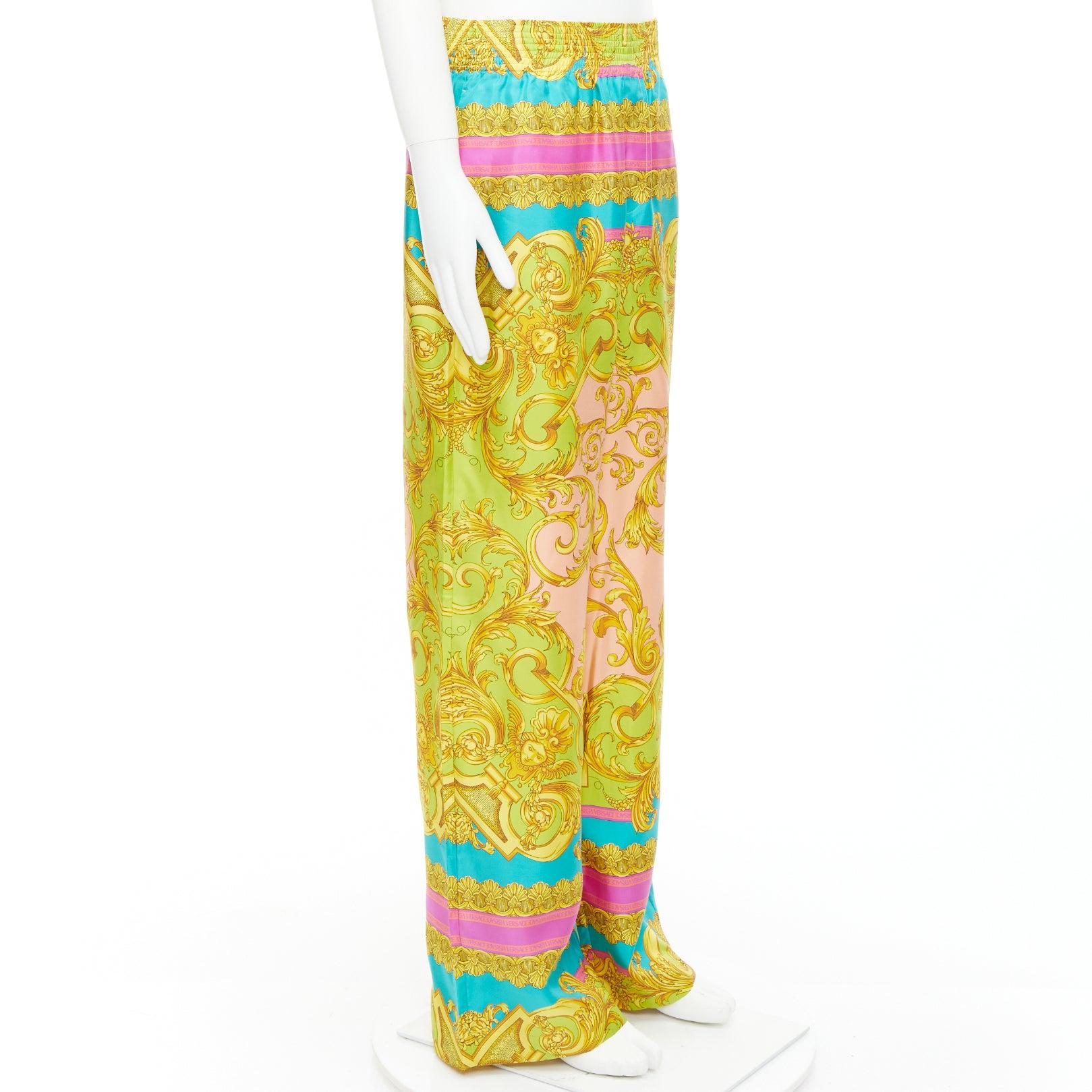 Jaune VERSACE Barocco Pantalon à jambe large imprimé graphique en sergé 100% soie EU48 M en vente