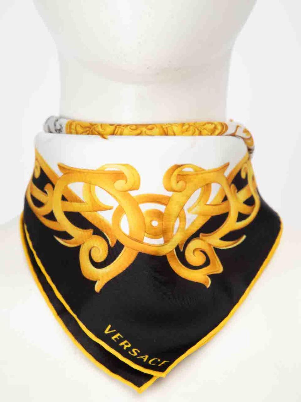 CONDITION is New with tags on this brand new Versace designer item. This item comes with original packaging.
 
 
 
 Details
 
 
 Model: IFO4501
 
 Season: FW23
 
 Multicolour- white, black, gold
 
 Silk
 
 Bandana
 
 Barocco print
 
 
 
 
 
 Made in