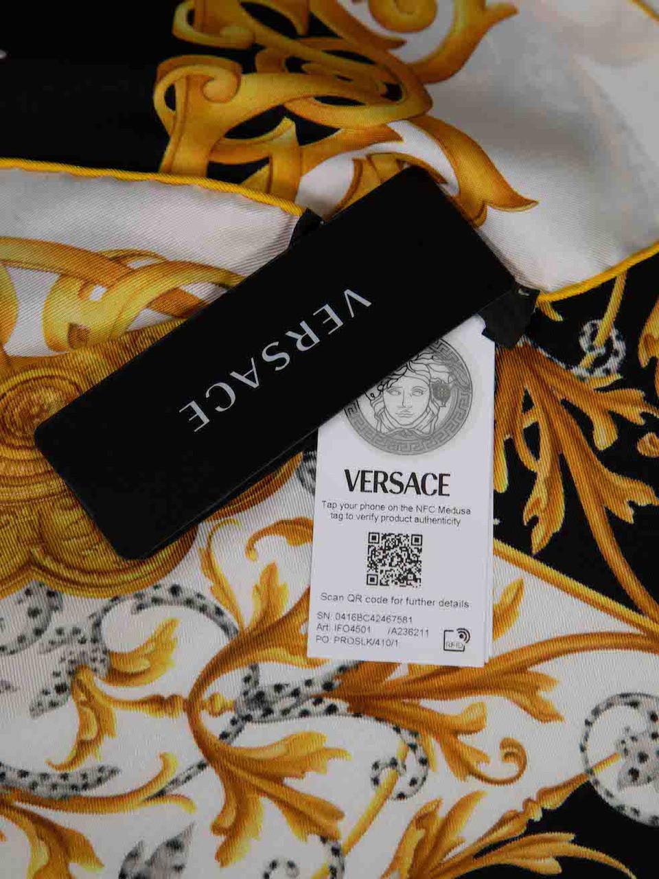 Bandana en soie imprimé Barocco de Versace en vente 2