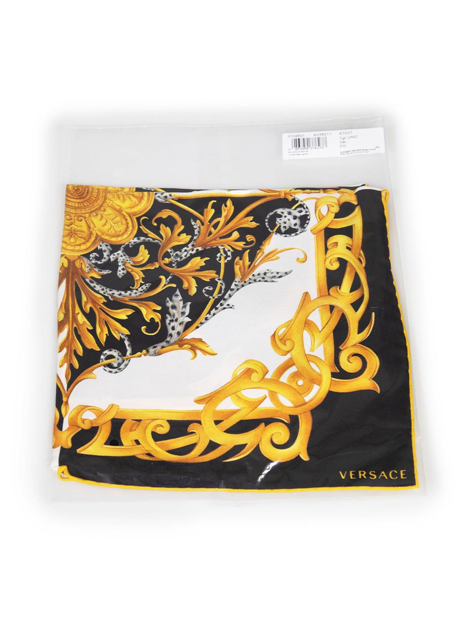 Bandana en soie imprimé Barocco de Versace en vente 3