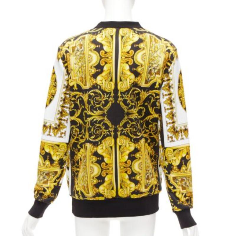 VERSACE Barocco Tribute black gold print cotton oversized crew sweater IT38 XS
Reference: AAWC/A00635
Brand: Versace
Designer: Donatella Versace
Material: Cotton
Color: Black, Gold
Pattern: Abstract
Extra Details: Crew nee ck. Black trim Oversized
