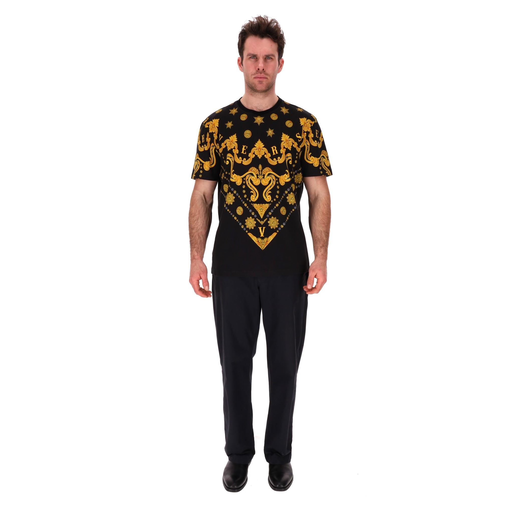 Versace Baroque Print Cotton Logo T-Shirt

Black t-shirt crafted from cotton with gold Baroque prints and Versace's signature to the centre.

Regular fit with short sleeves and crew neckline. Rrp Approx. £700

Size – 3XL

Condition – Very