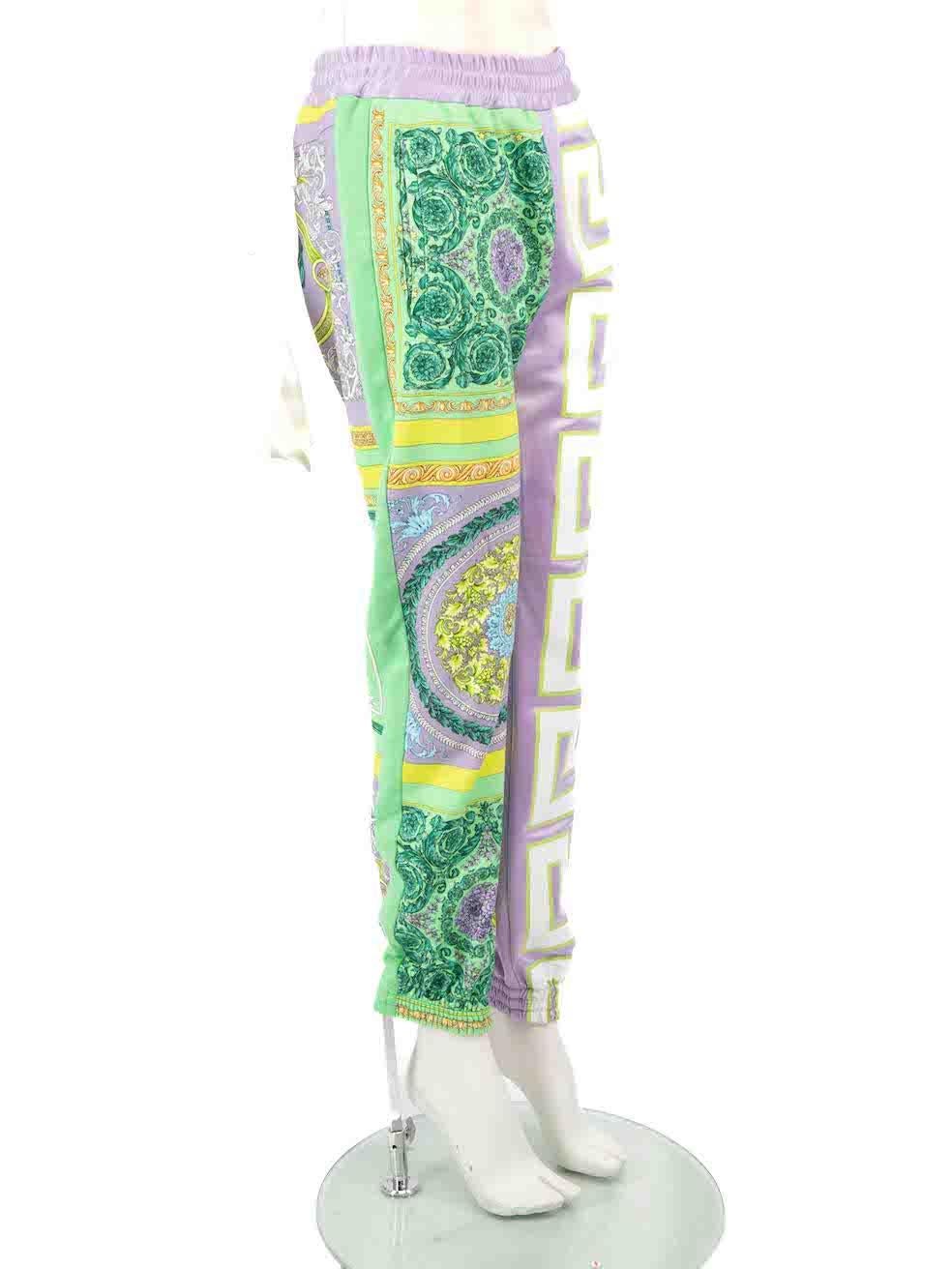 CONDIZIONE: molto buona. L'usura dei Joggers è minima. Questo capo usato di Versace presenta uno scolorimento sulla parte superiore della gamba sinistra e un piccolo segno sulla gamba destra.
 
 
 
 Dettagli
 
 
 Multicolore - viola, verde
 
