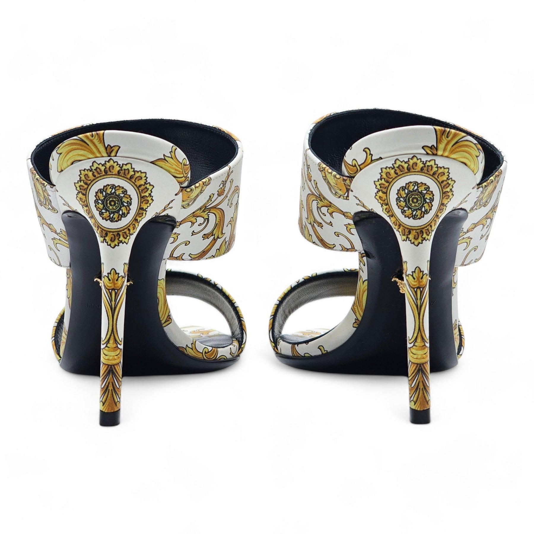 Versace - Sandales à talon aiguille Virtus I.I.I. en cuir imprimé baroque, en blanc. Logo Virtus sur toute la surface.

Informations complémentaires :
MATERIAL : Cuir
Style : Style : Style : DSR626NDVB9
Couleur : blanc
Taille : 7 US
Pays :
