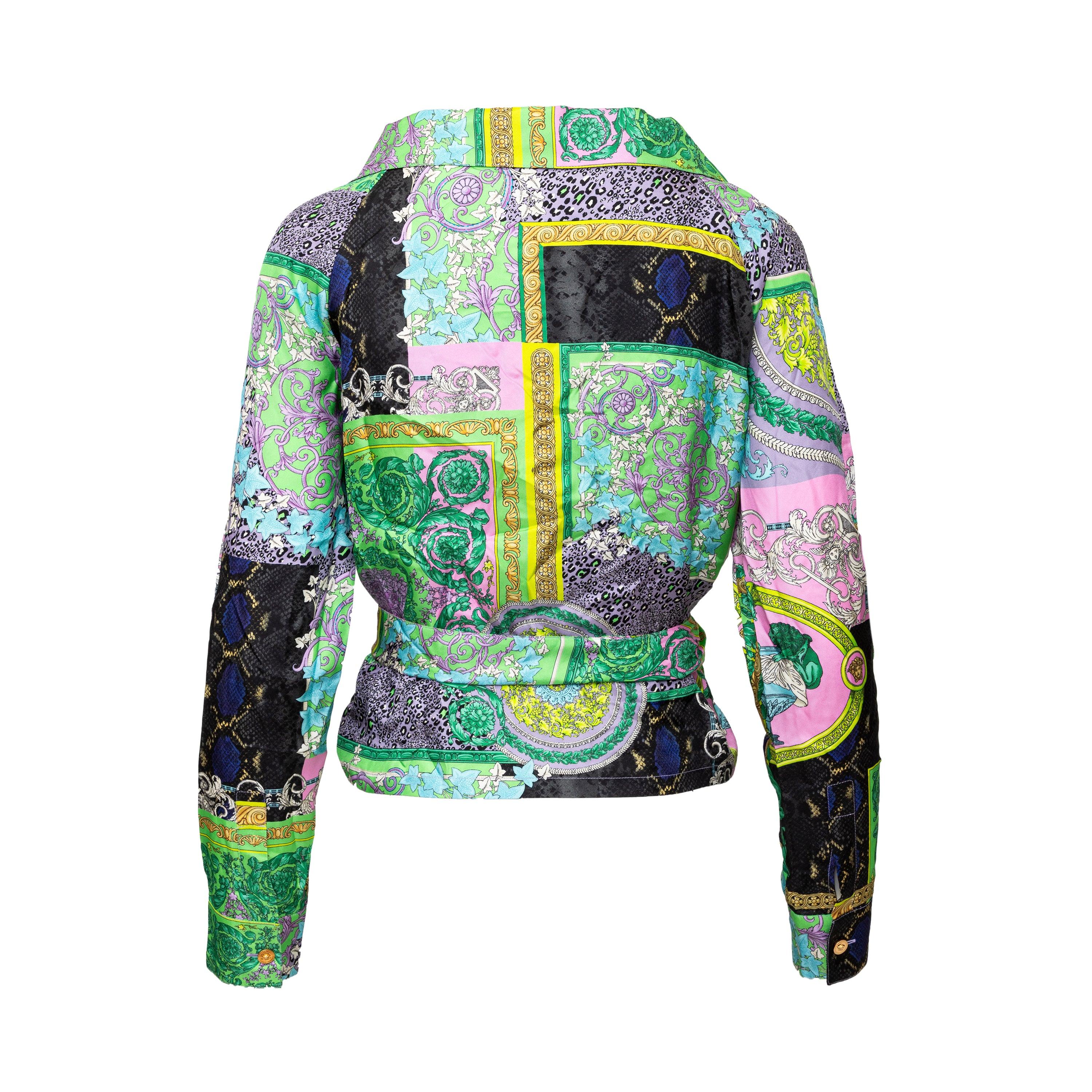 Dieses Wickelhemd von Versace ist mit seinem barocken Patchwork-Print und seiner femininen Silhouette ein Beweis für tadellose Qualität und Kunstfertigkeit. Es ist aus reiner Seide gefertigt und verfügt über eine offene Vorderseite im Wickel-Stil,