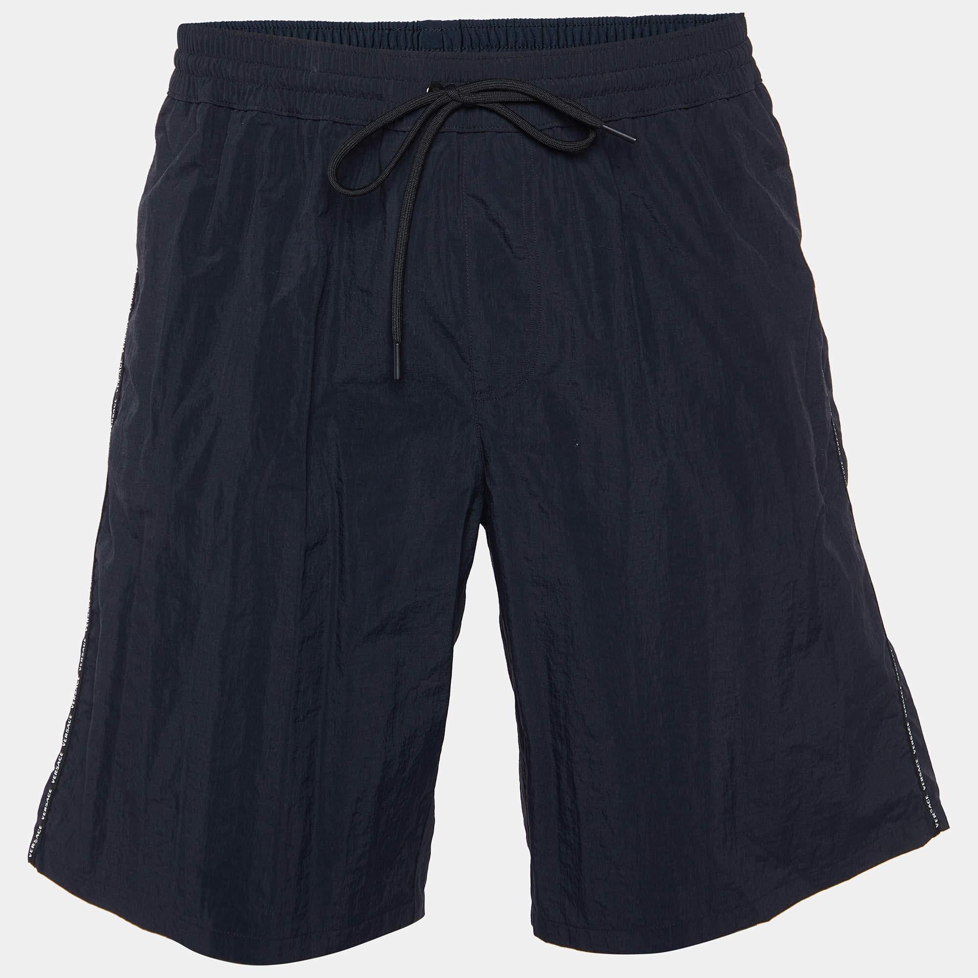 Les vacances à la plage nécessitent une paire de shorts élégants comme celui-ci. Cousu à l'aide d'un tissu de haute qualité, ce short est agrémenté de détails classiques et présente une superbe longueur. A porter avec des T-shirts.

Comprend :