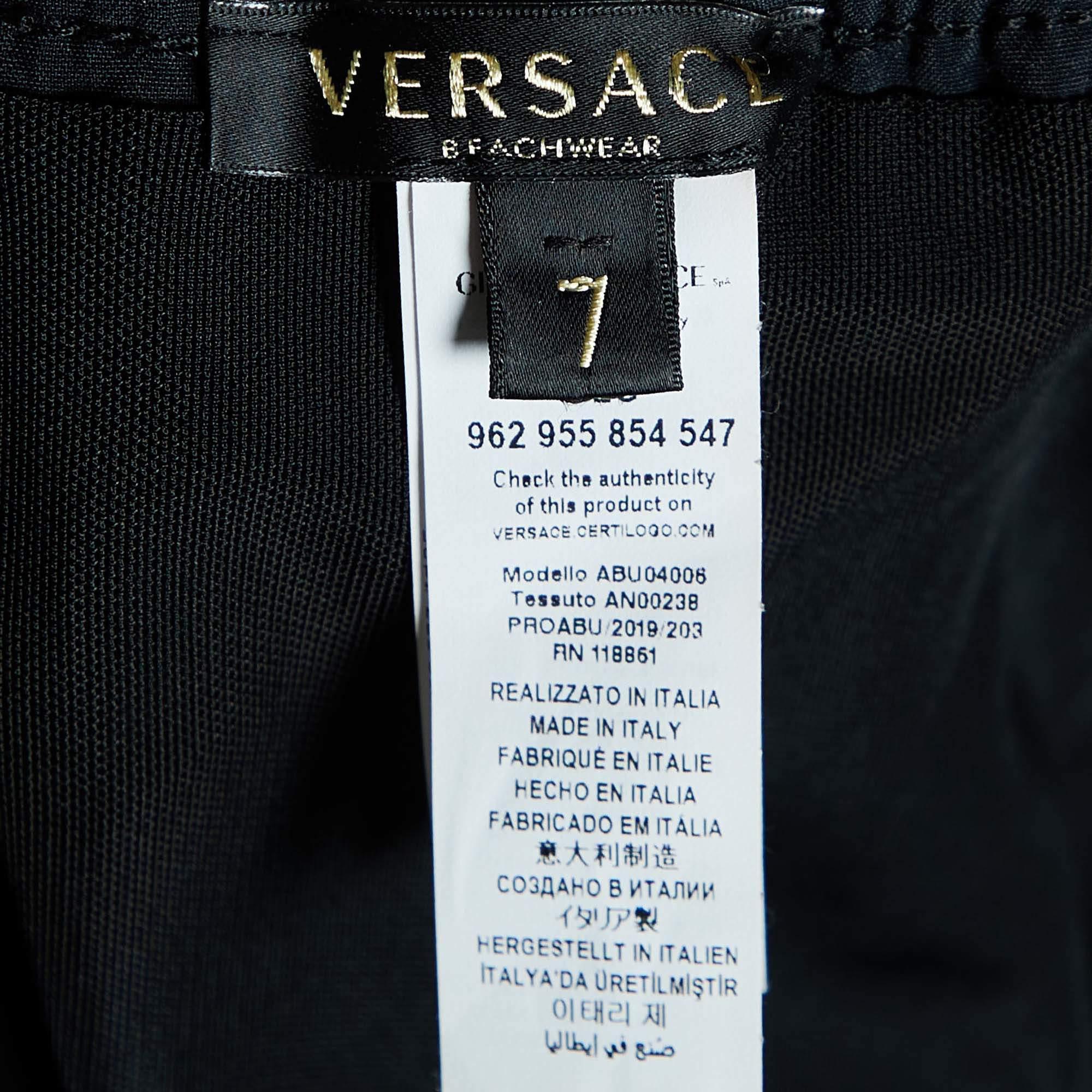 Versace Beachwear Short de bain en nylon noir avec logo XXL Excellent état - En vente à Dubai, Al Qouz 2