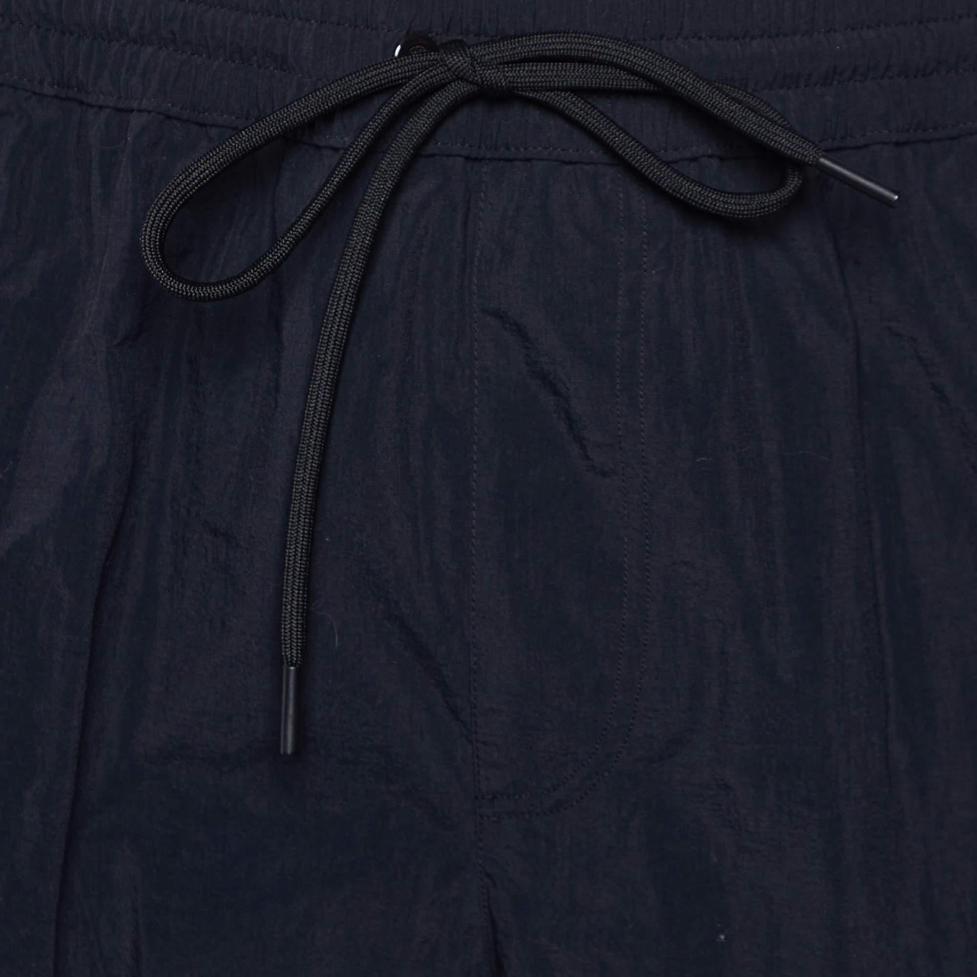Versace Beachwear Short de bain en nylon noir avec logo XXL en vente 1
