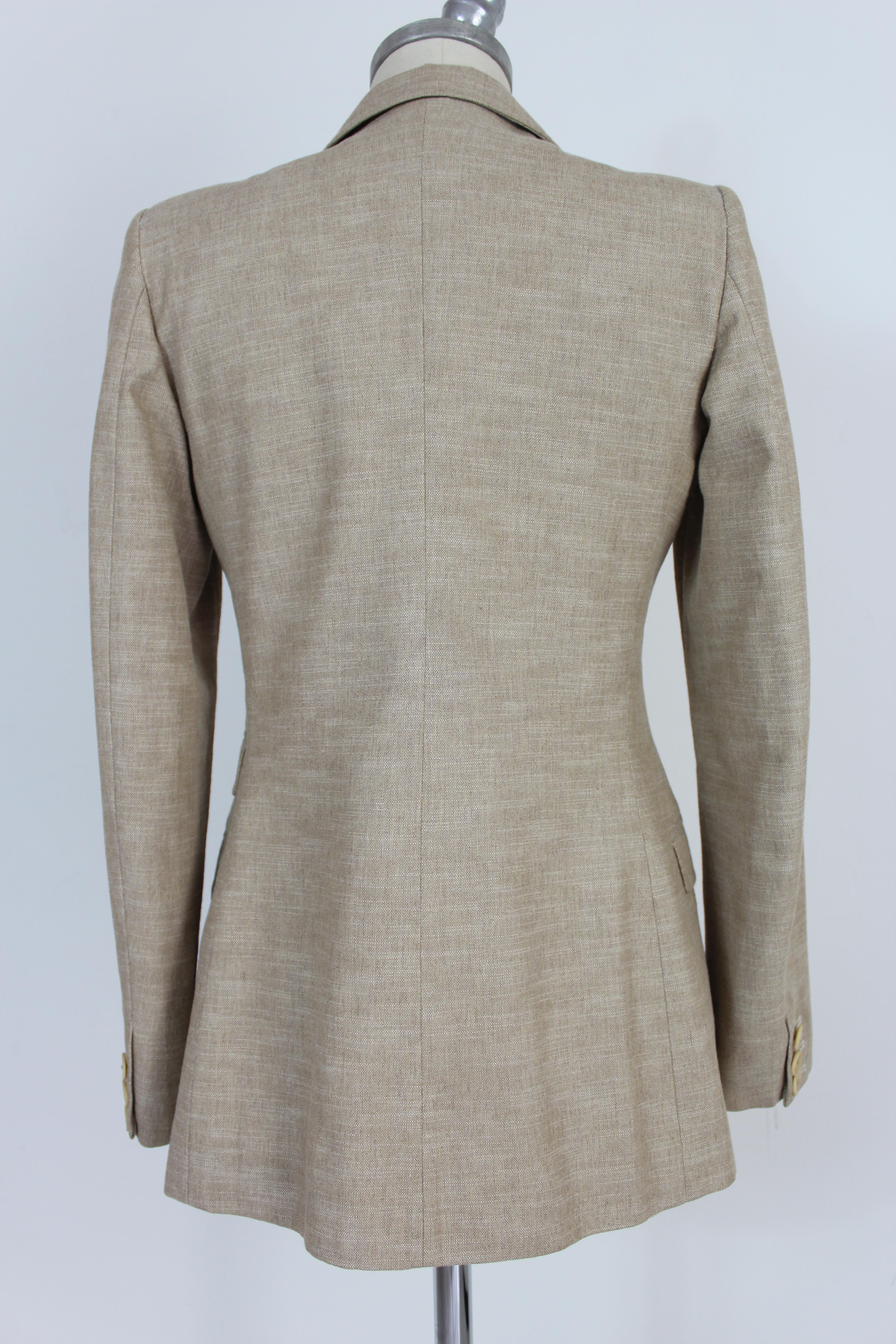 Versus by Versace vintage 90s women's jacket. Slim fit classic jacket, beige, 44% cotton 39% viscose 17% linen, inside the fabric is 100% finished with rabbit hair. Made in Italy. Excellent vintage condition.

Size: 44 It 10 Us 12 Uk

Shoulder: 42