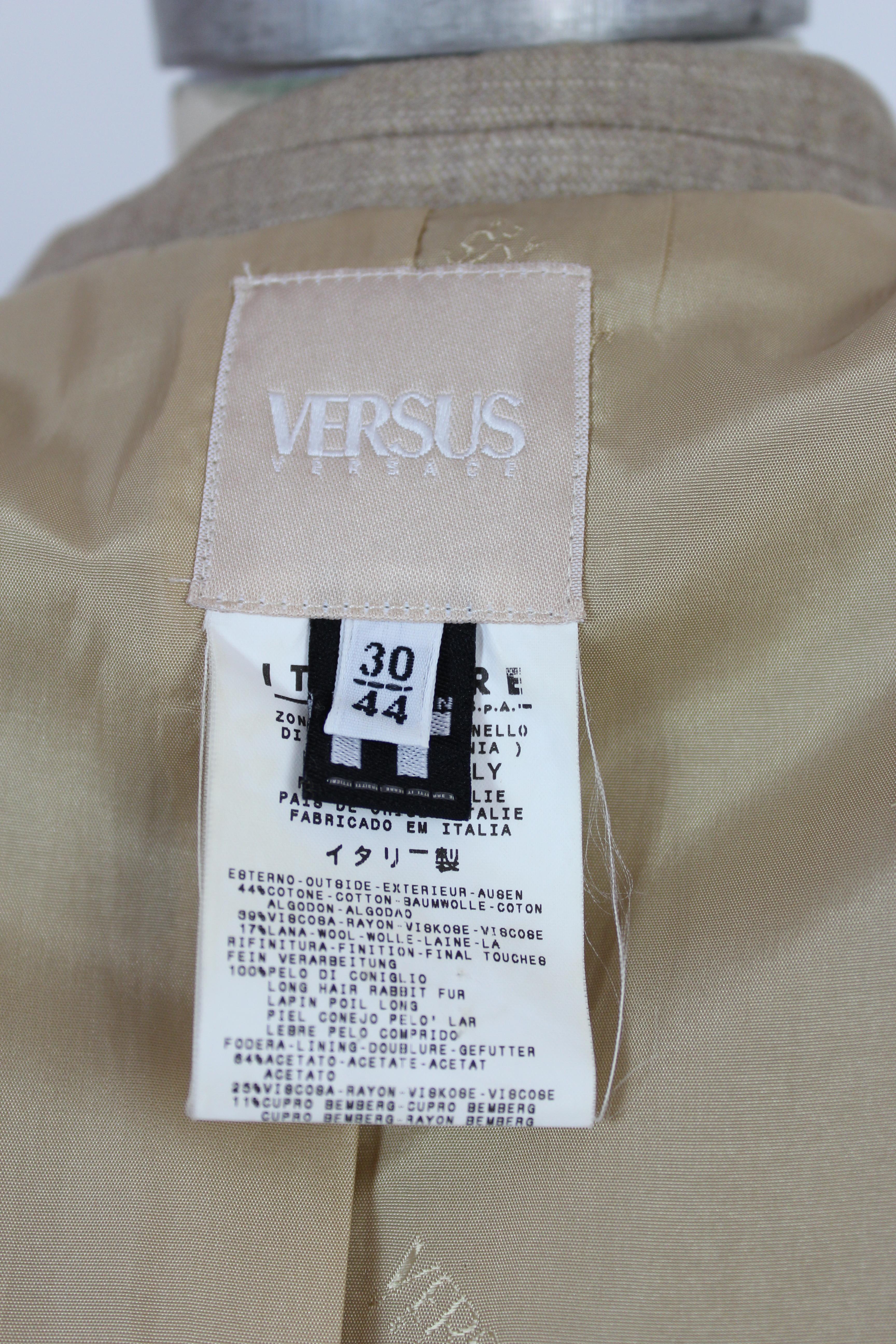 Versace - Blazer tailleur mince ajusté en coton et lin avec empiècement en poil de lapin beige, années 1990  en vente 2